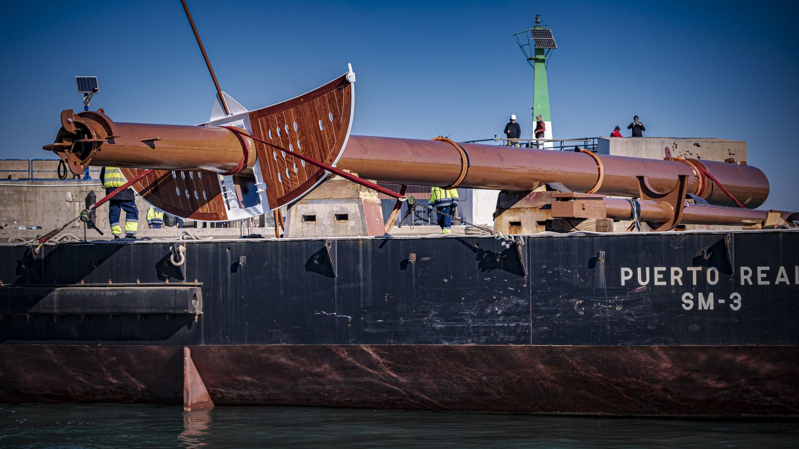 Las imágenes del  traslado por mar del mástil del buque escuela Juan Sebastian Elcano a la Punta de San Felipe