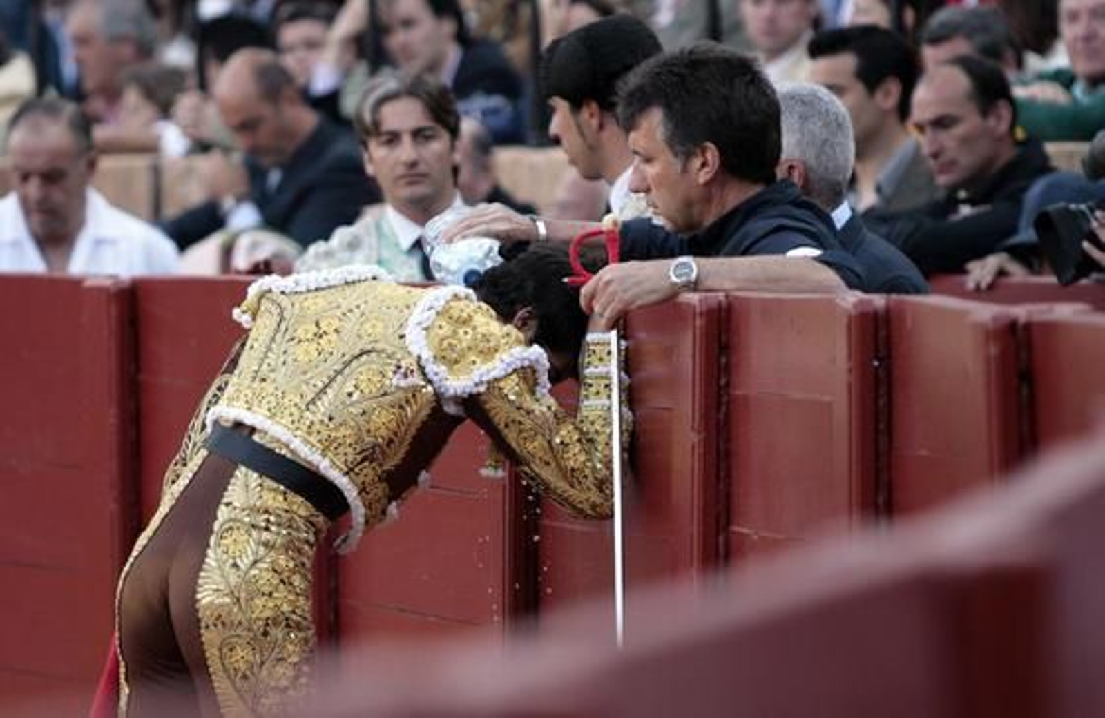 Lamentos de Delgado tras ser corneado por el astado. 

Foto: Juan Carlos Muñoz