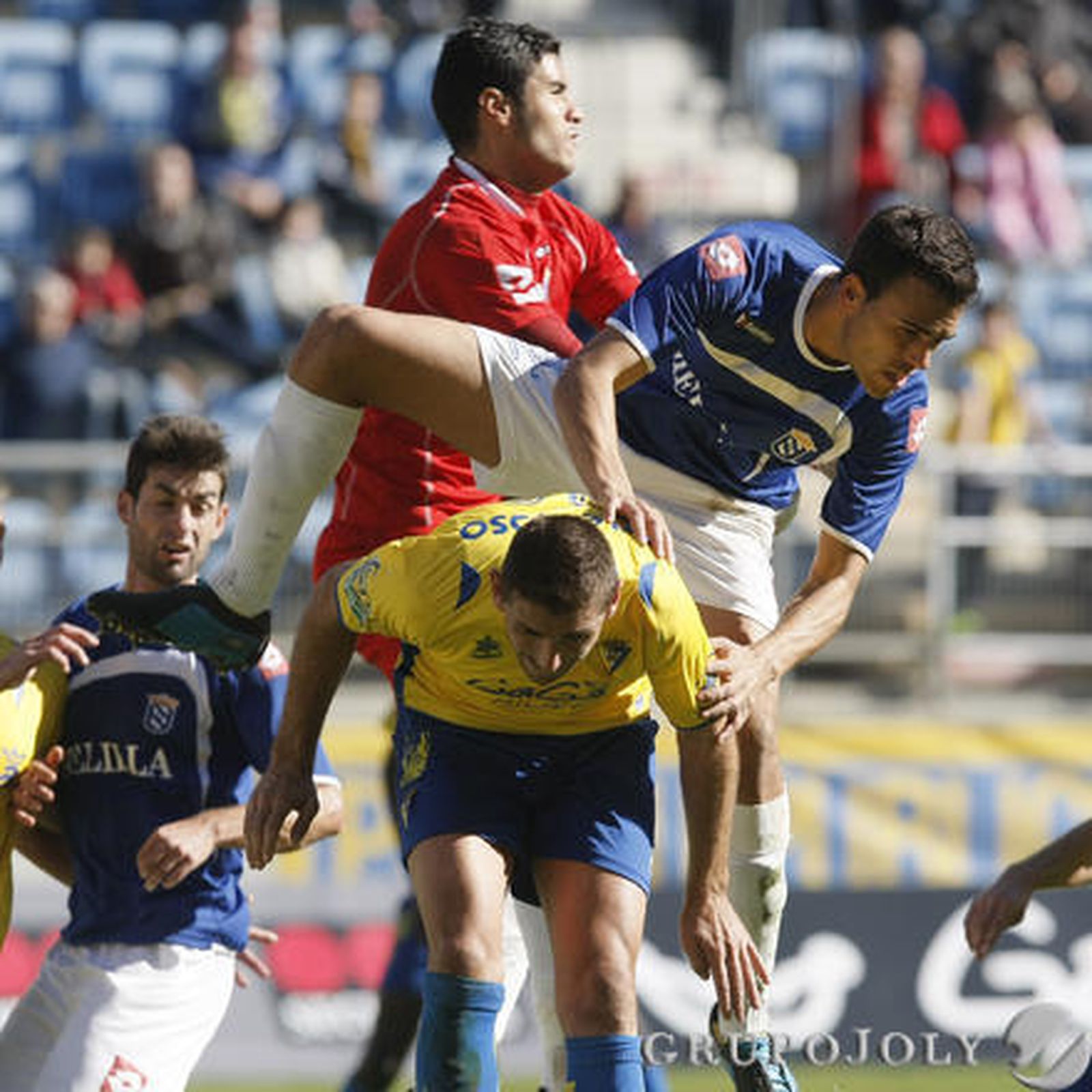 El meta local y un defensa caen sobre Belencoso. 

Foto: Julio Gonzalez