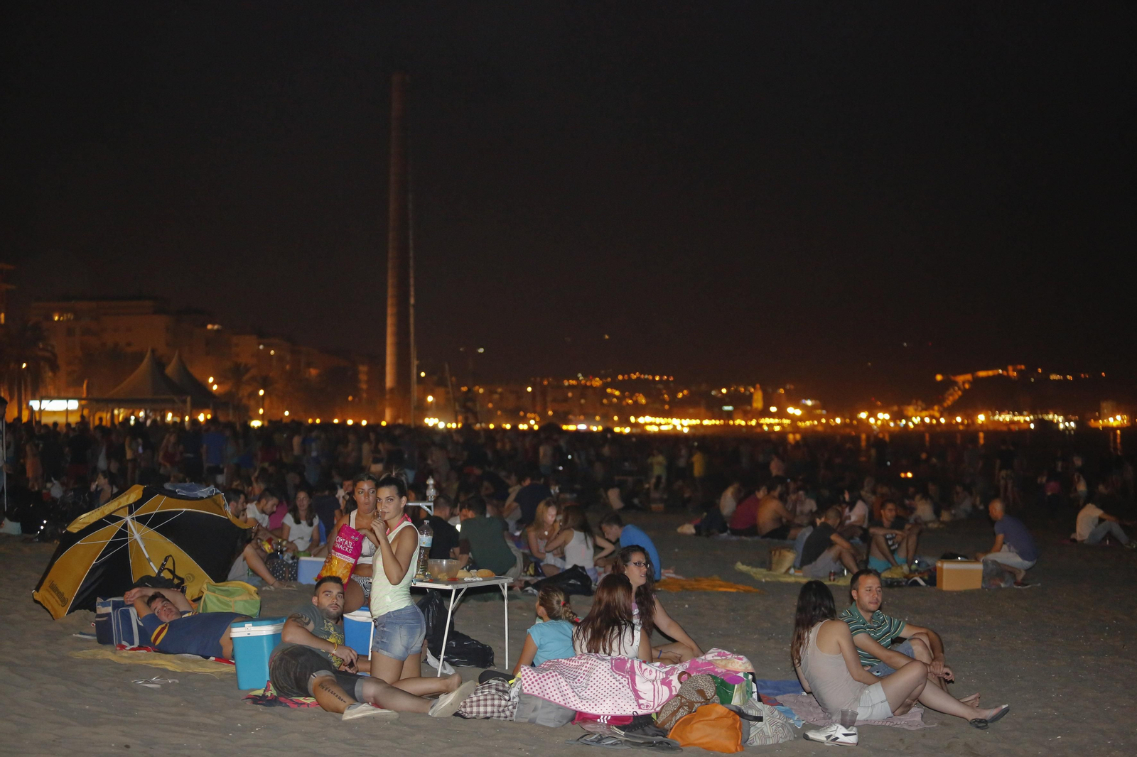 La playa de La Misericordia llena de gente en una edición anterior de la noche de San Juan.