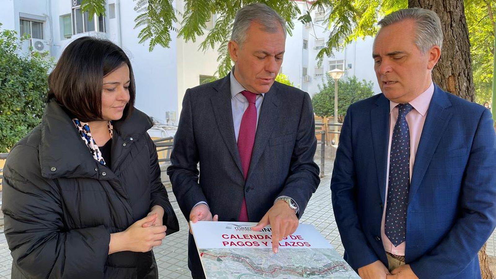 Sanz con la presidenta del PP de Sevilla Virginia Pérez y con el diputado Juan Bueno.