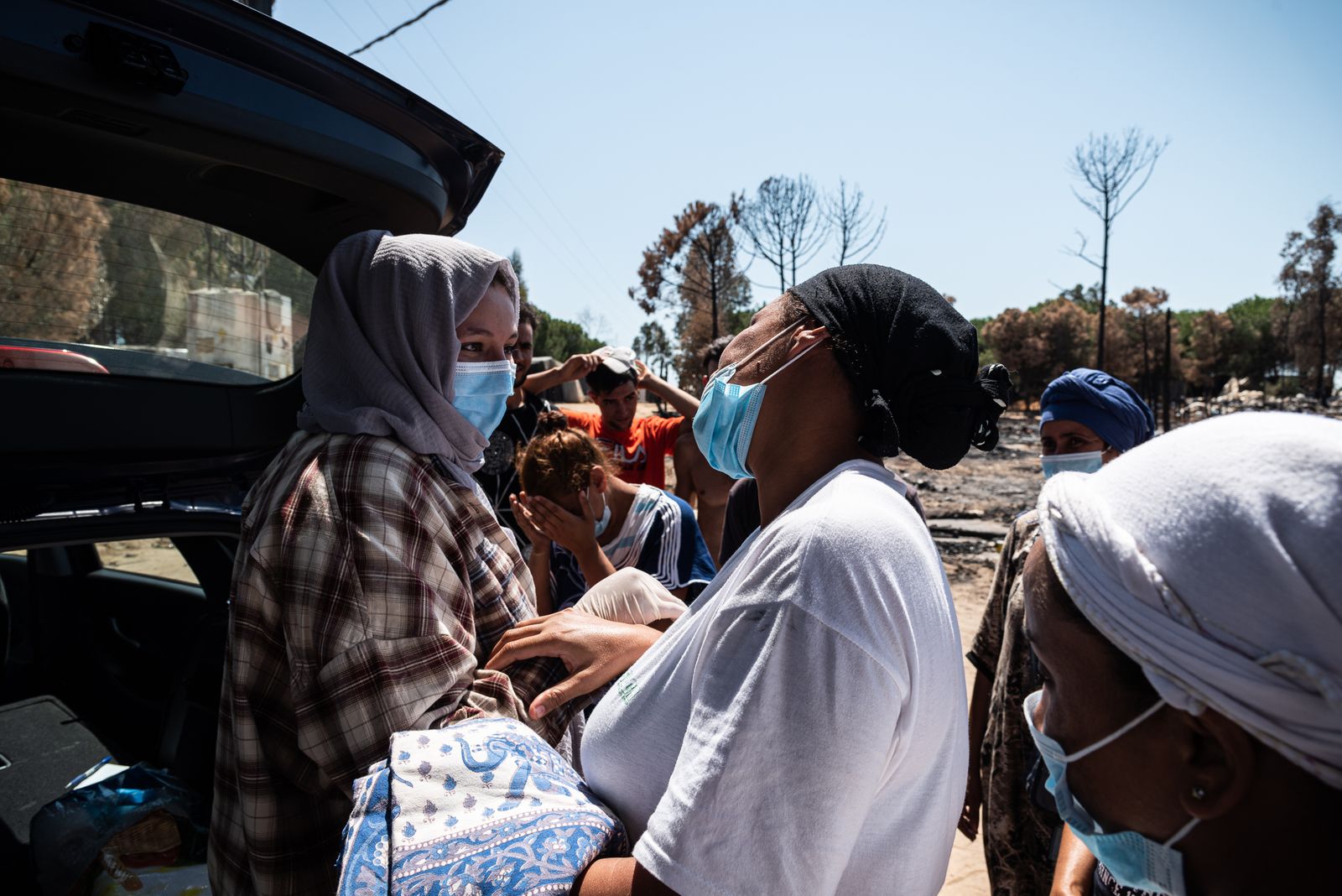 Imagen de archivo de una entrega voluntaria en un asentamiento de Lucena.