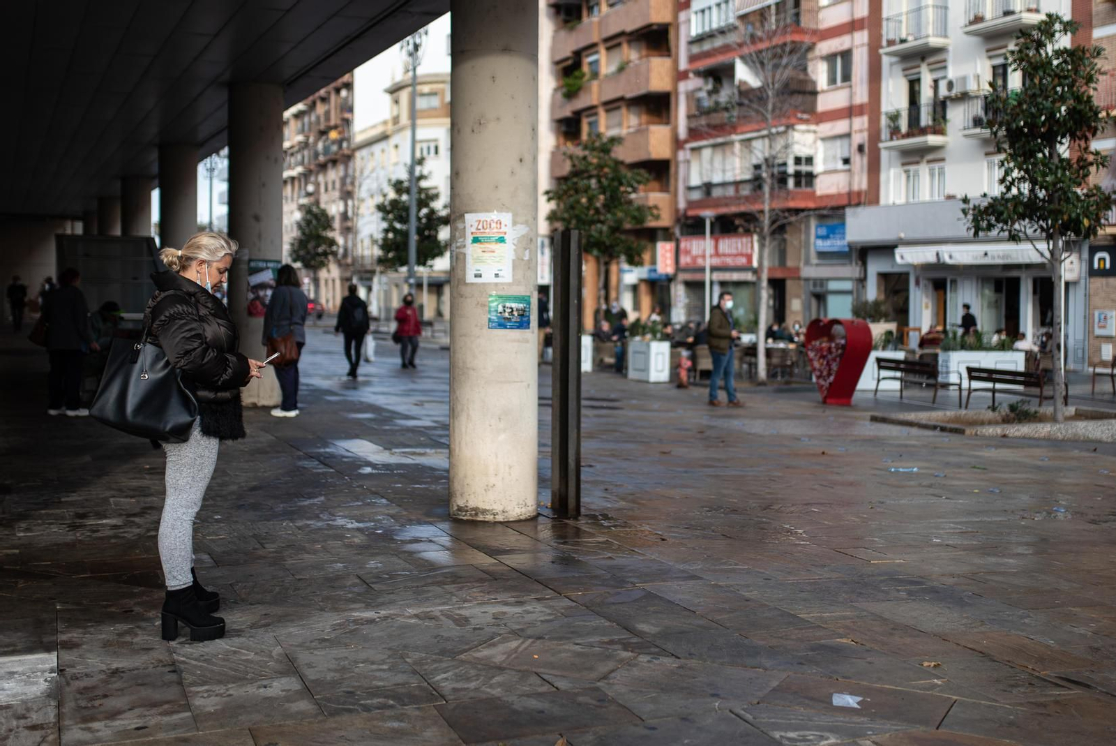 Ambiente en las inmediaciones del Mercado del Carmen de la capital onubense.