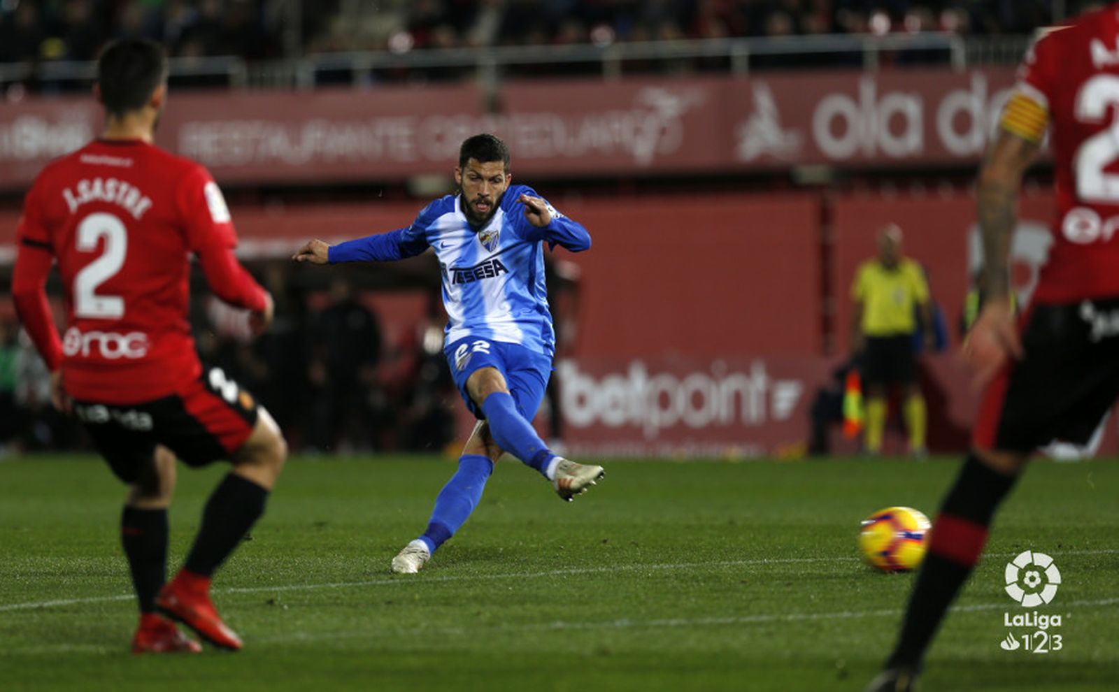 Dani Pacheco busca el disparo desde la frontal.