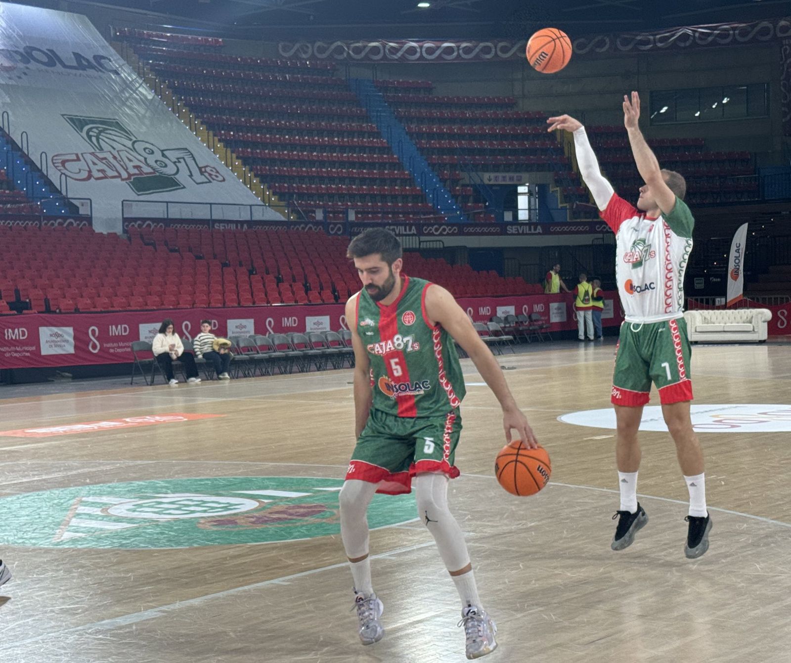 Franch, que debutó, calienta antes del partido.