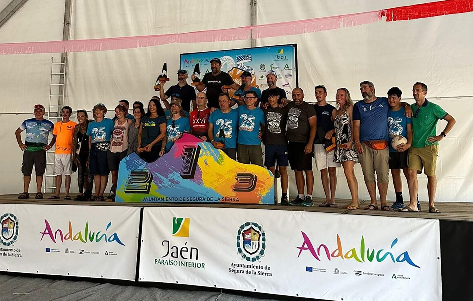 Foto de familia con los ganadores de las diferentes categorías de la primera edición.