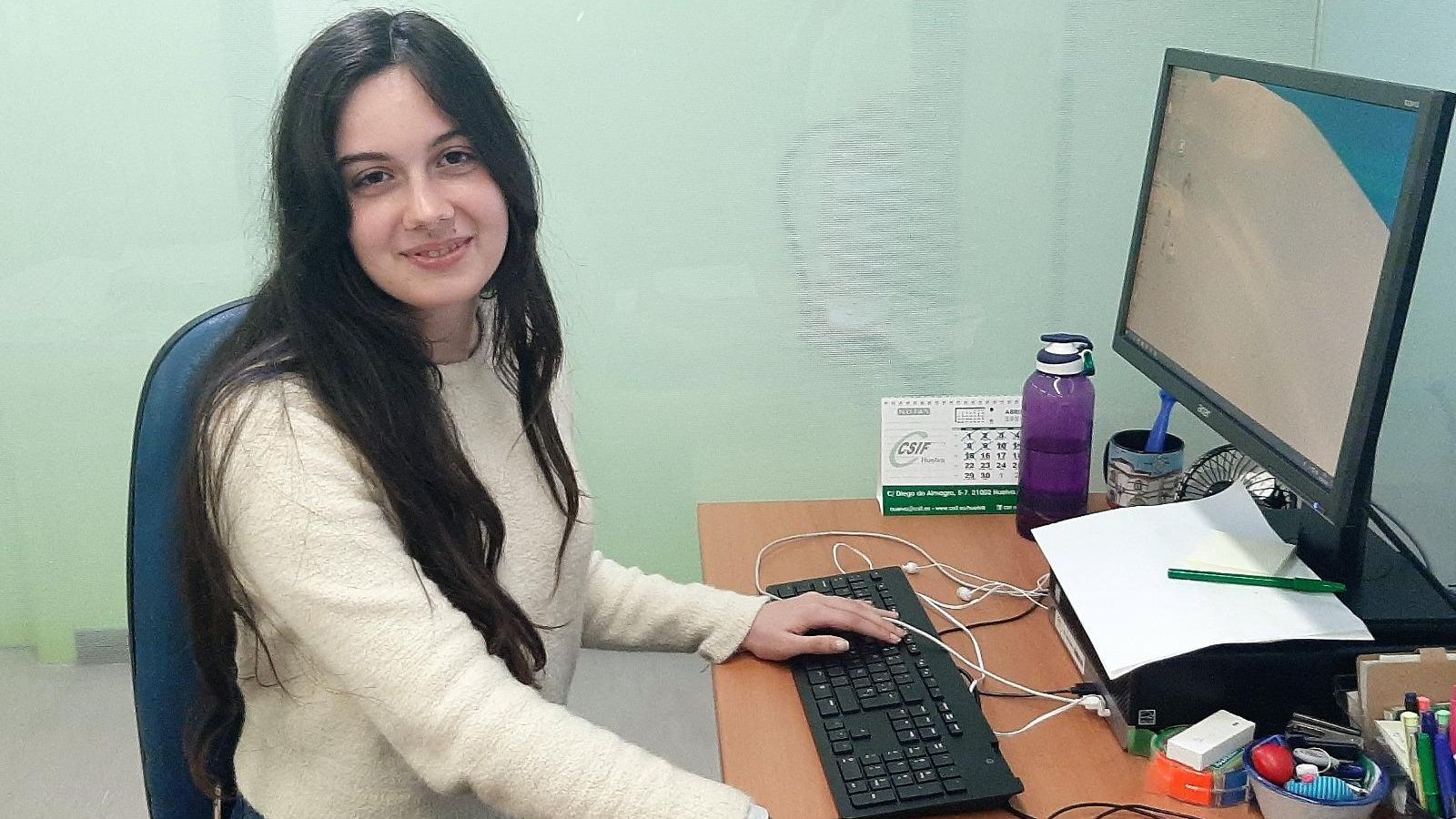 Ana Gómez, estudiante de Informática. Ana Gómez, estudiante de Informática.