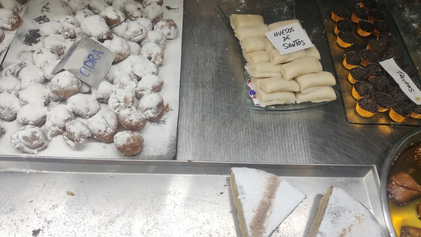 Buñuelos de cidra y huesos de santo en la vitrina de Ochoa.
