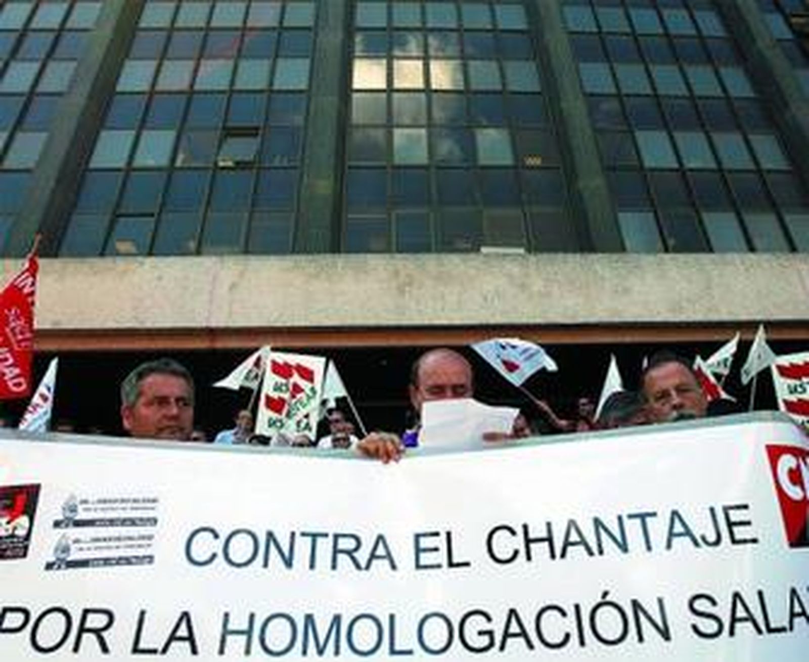 Imagen de la concentración de ayer ante las puertas de la Delegación de Educación.
