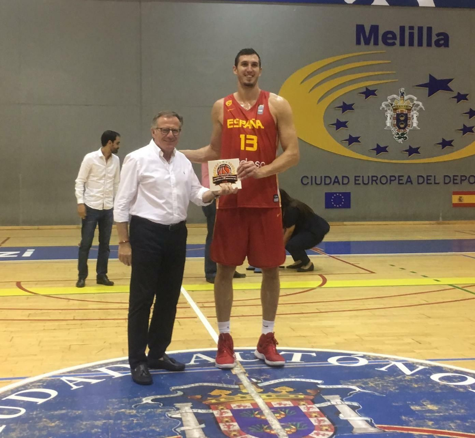 Ruben Guerrero, recibiendo el galardón.