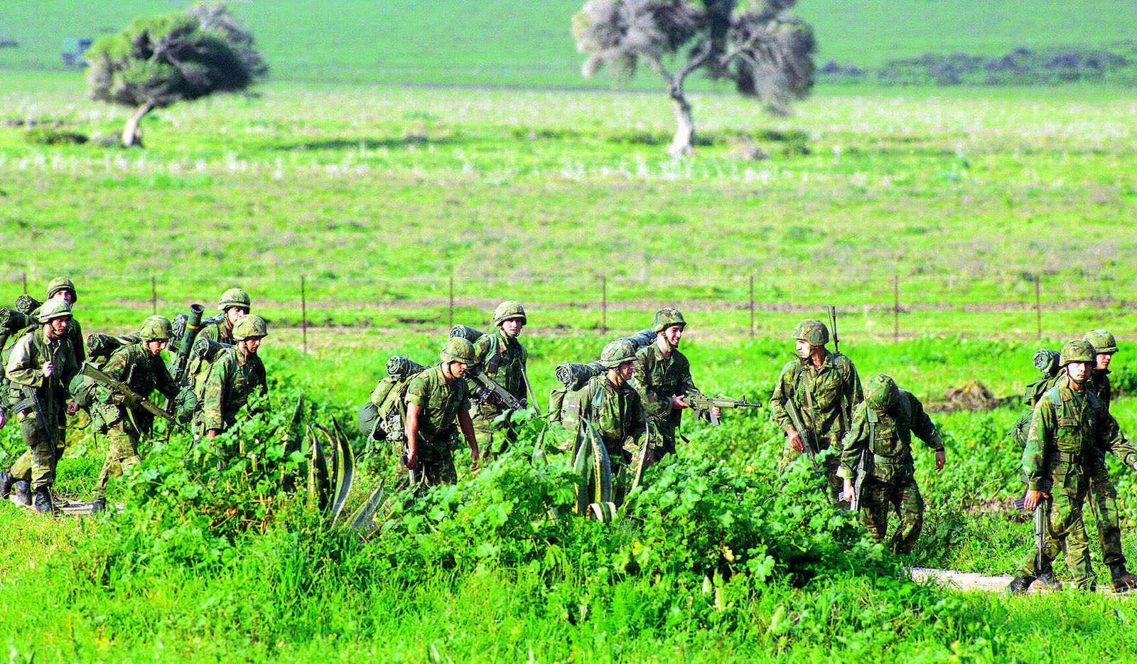 Militares en el campo de adiestramiento de El Retín, en Barbate.
