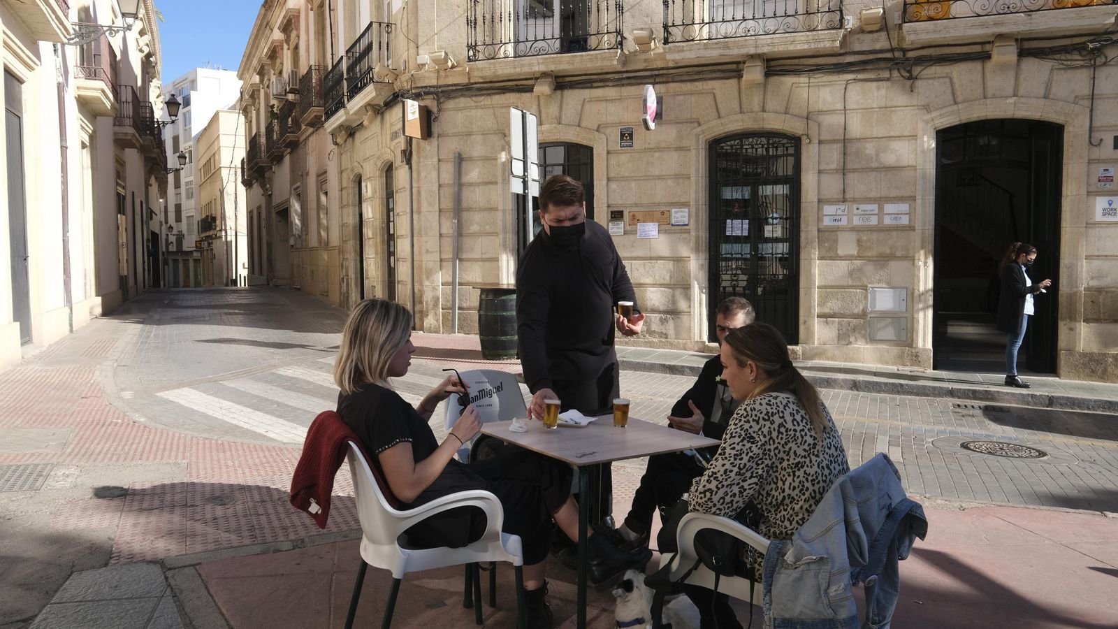La ubicación de este bar, entre la calle Cervantes y Mariana, es única.