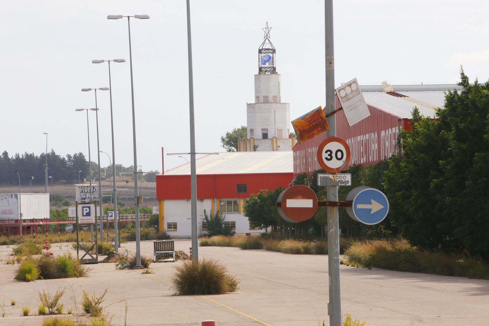 Vista de las abandonadas instalaciones de Maderas Polanco.