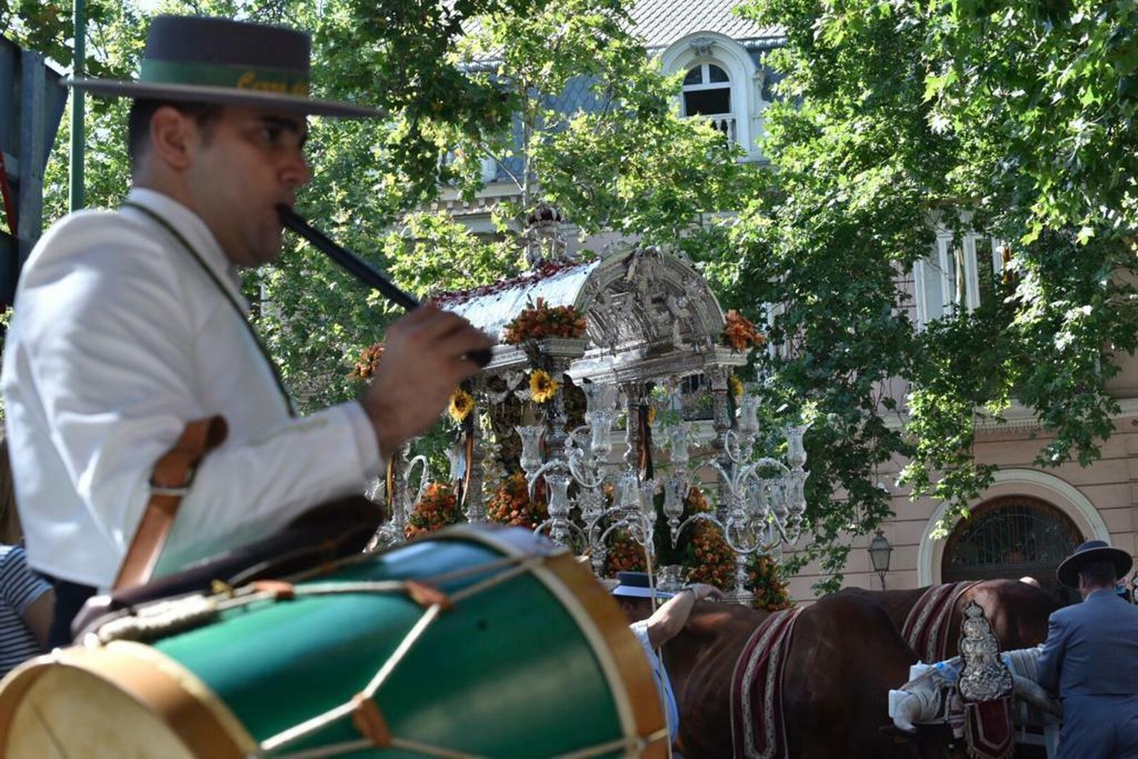 Las imágenes de la Hermandad del Rocío del Cerro saliendo de Sevilla