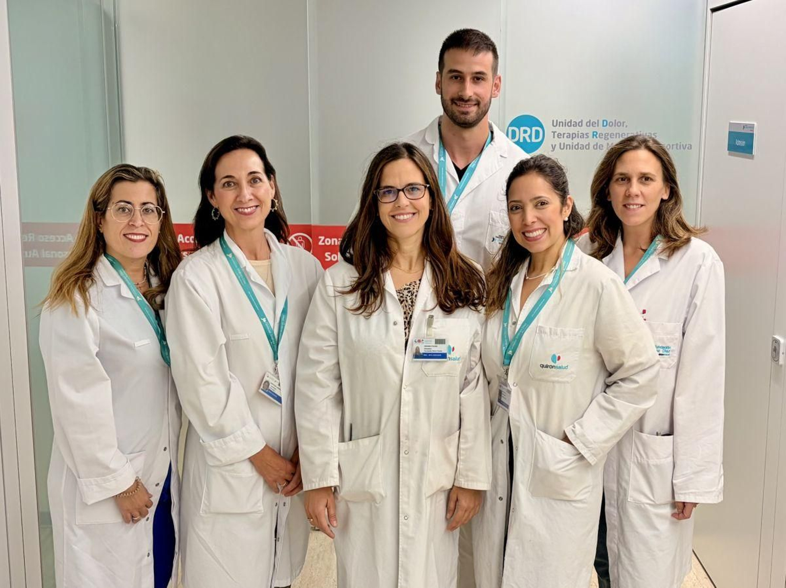 La doctora Almudena Fernández Bravo (centro), junto al resto del equipo médico de la unidadz