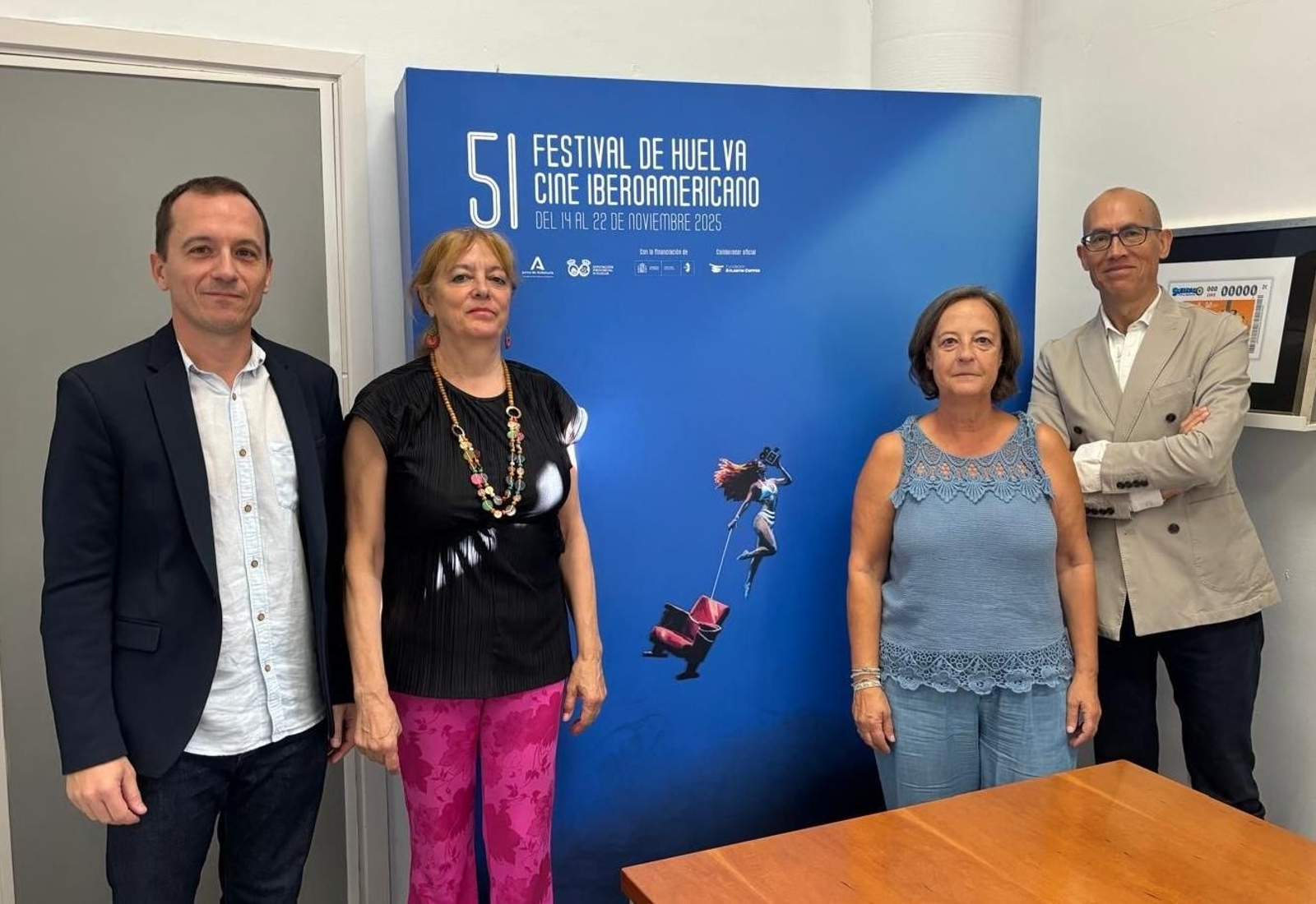 Representantes de los periodistas de Huelva junto al director del Festival de Cine.