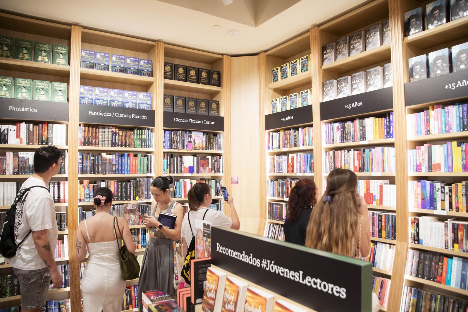 Las imágenes de la apertura de la Casa del Libro en el Centro Comercial Torrecárdenas de Almería