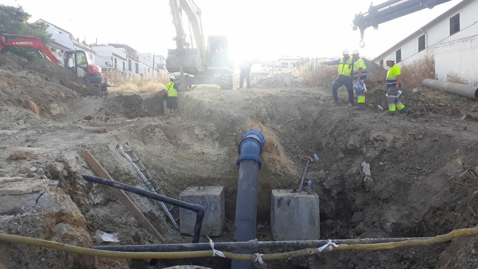 Obras en la tubería averiada de la red principal de aguas de Montilla del pasado mes julio.