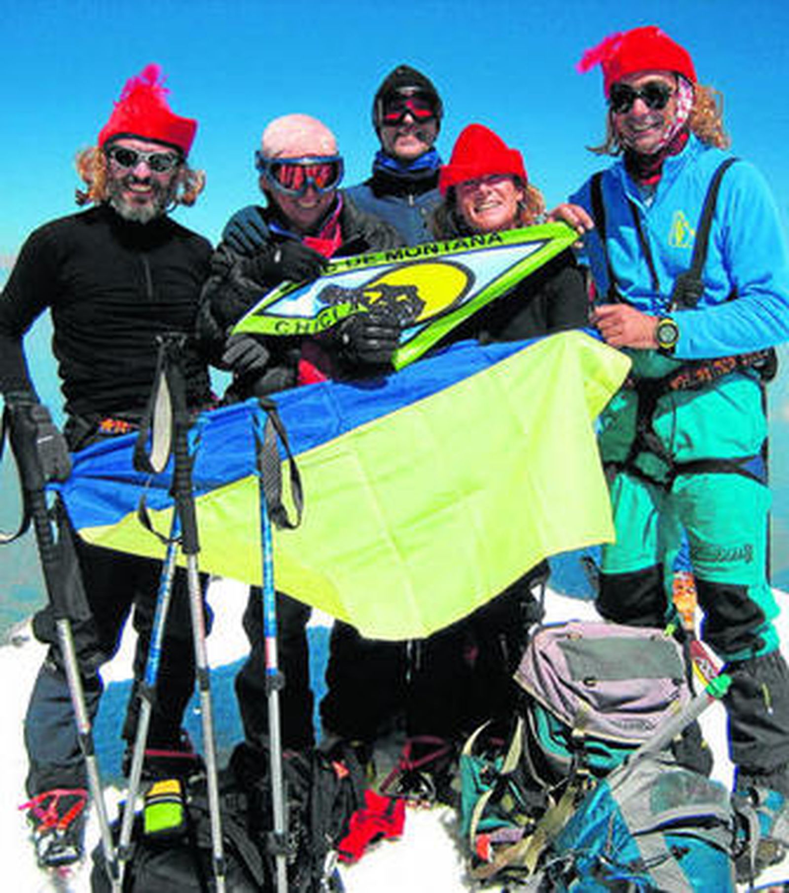 Rocío González, la única mujer de la expedición, junto a la espectacular cascada Melena de Mujer.