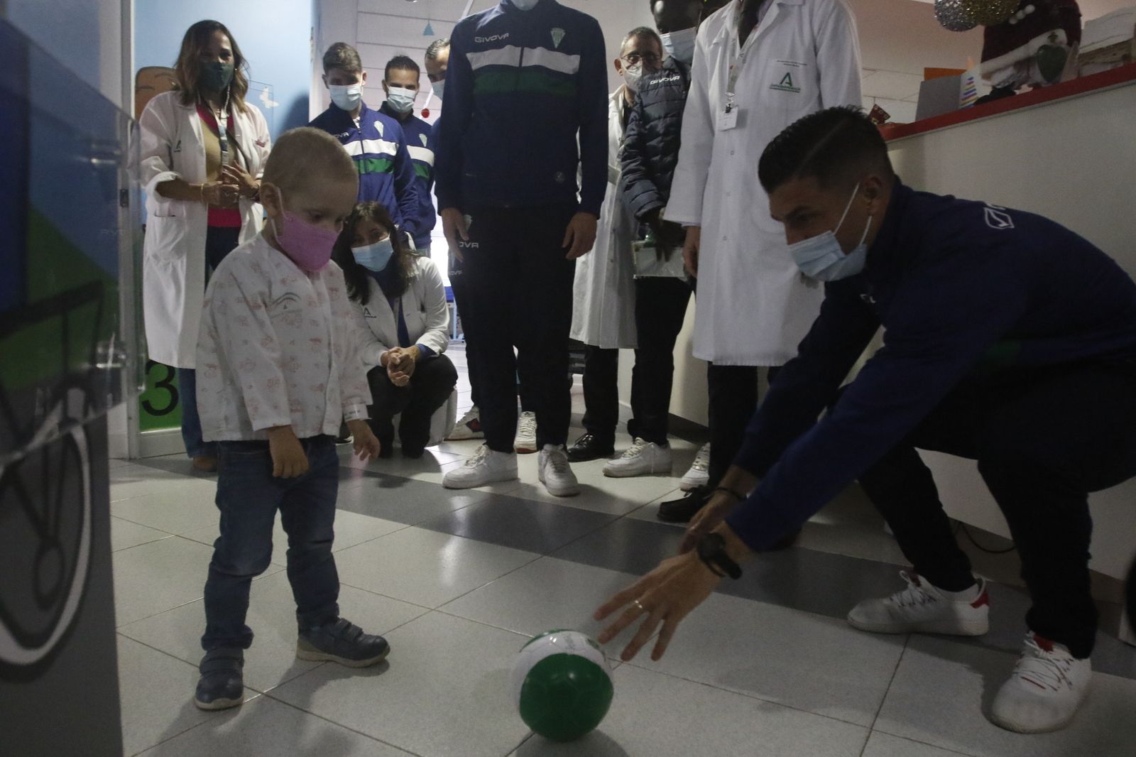 La visita del Córdoba CF al Hospital Reina Sofía, en imágenes