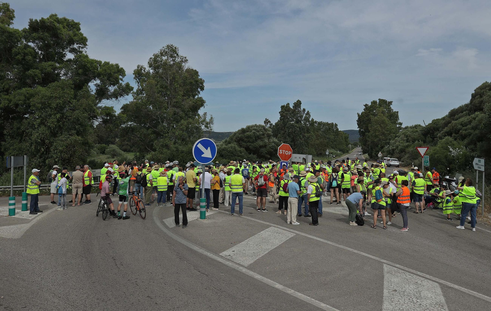 Fotos de la concentración por el mal estado de la carretera A-405 en Jimena