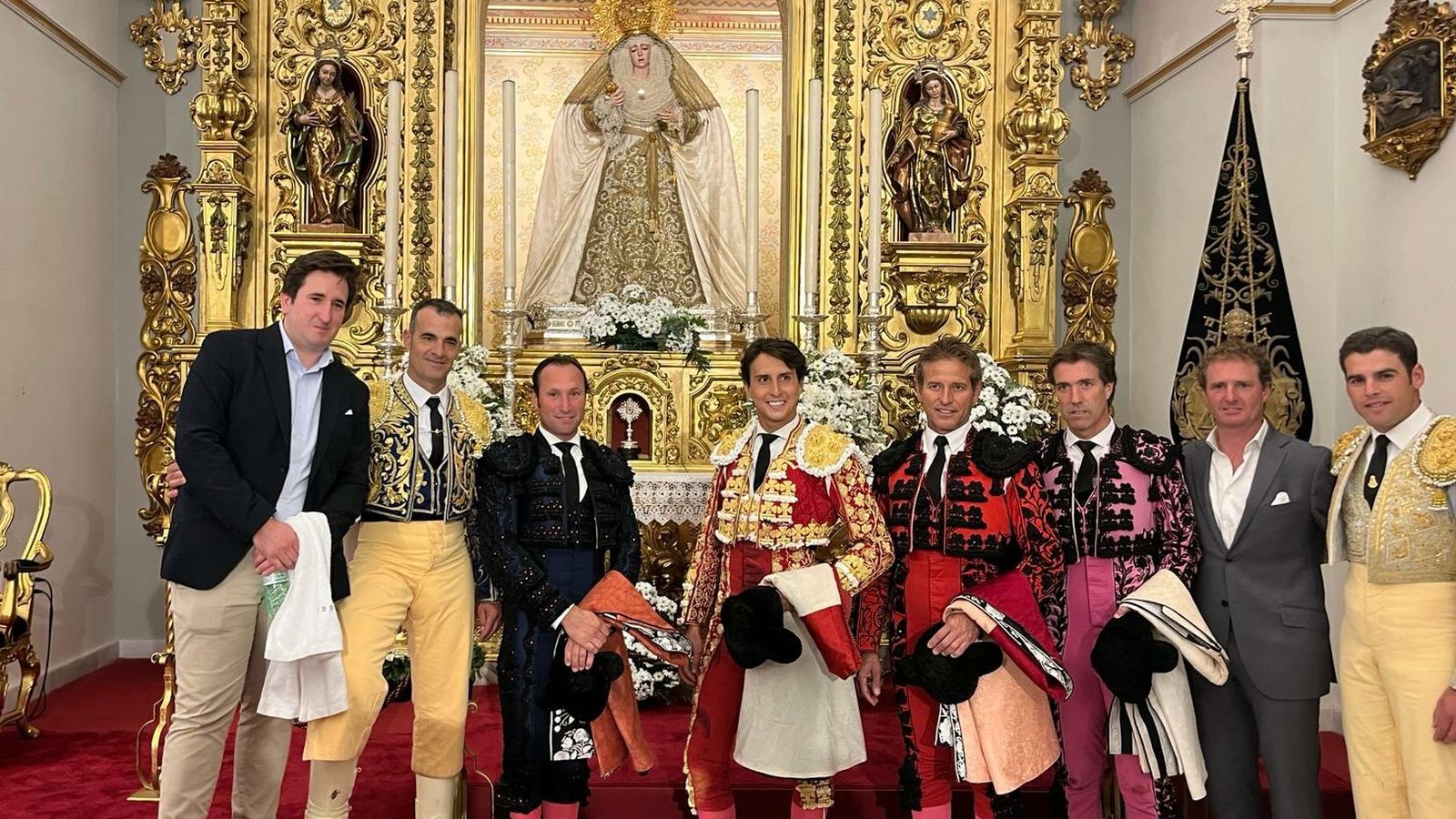 Roca Rey y sus hombres acudieron a dar gracias a la Virgen de la Estrella tras su ruidoso triunfo en la Maestranza.