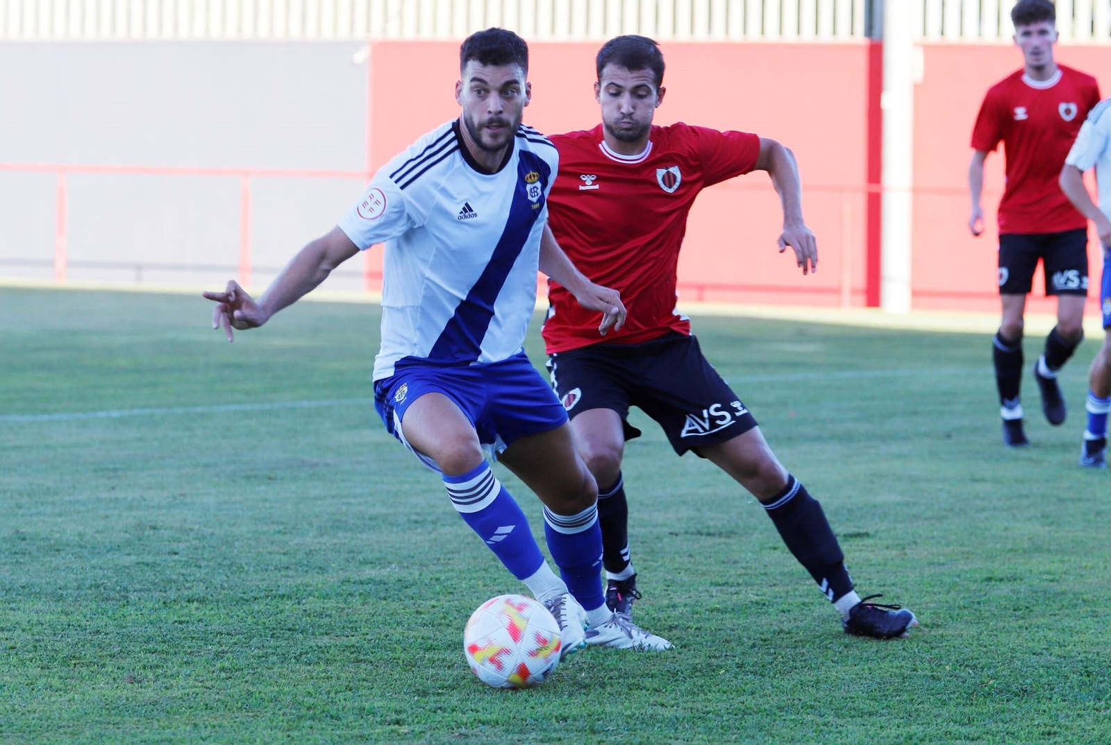 Luis Alcalde defiende el balón durante el partido con la AD Cartaya.