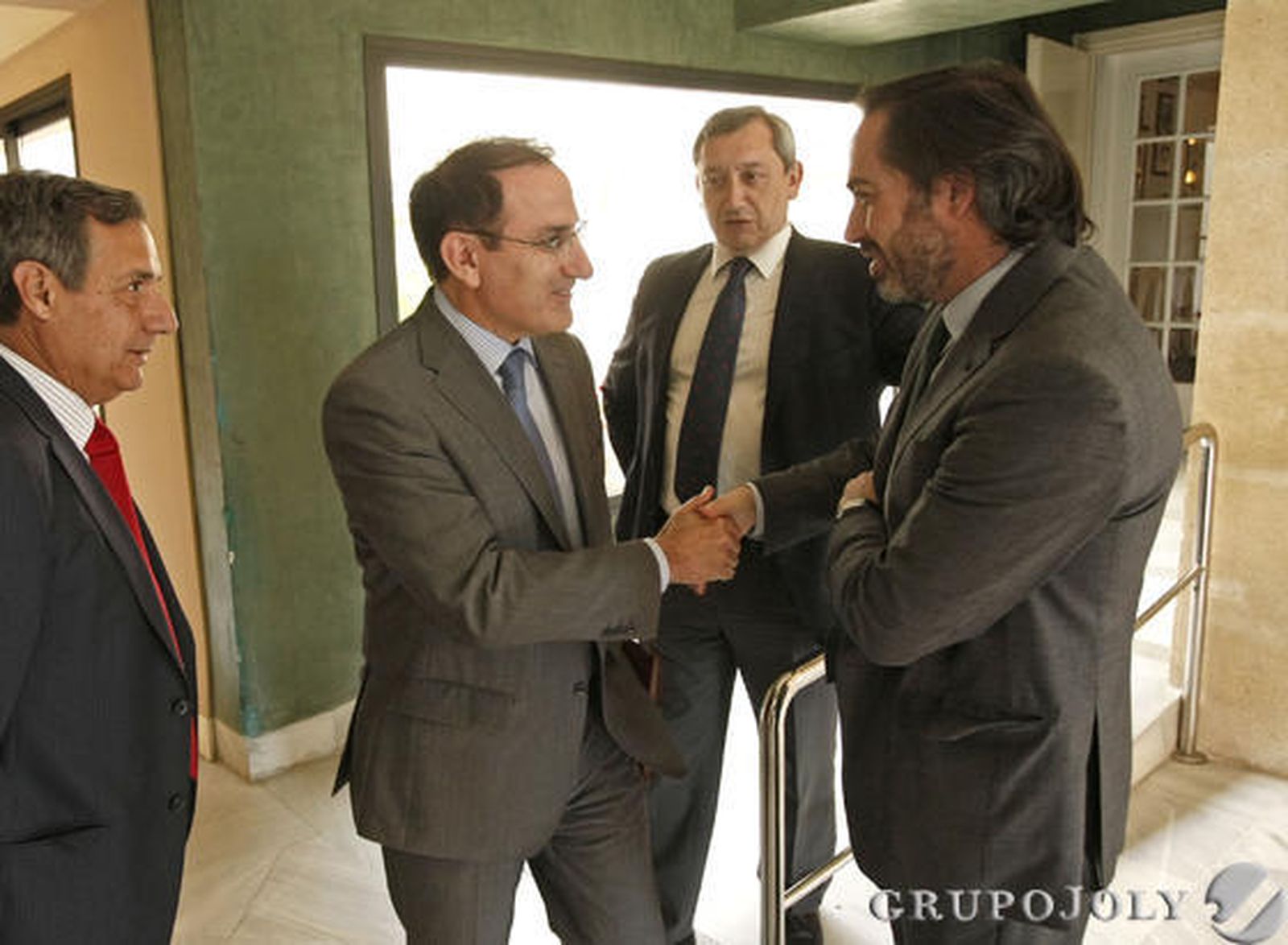 El director de ‘Europa Sur’, Alberto Grimaldi, saluda al presidente de la CEA, Javier González de Lara, junto al director de ‘Málaga Hoy’, Antonio Méndez.

Foto: Erasmo Fenoy