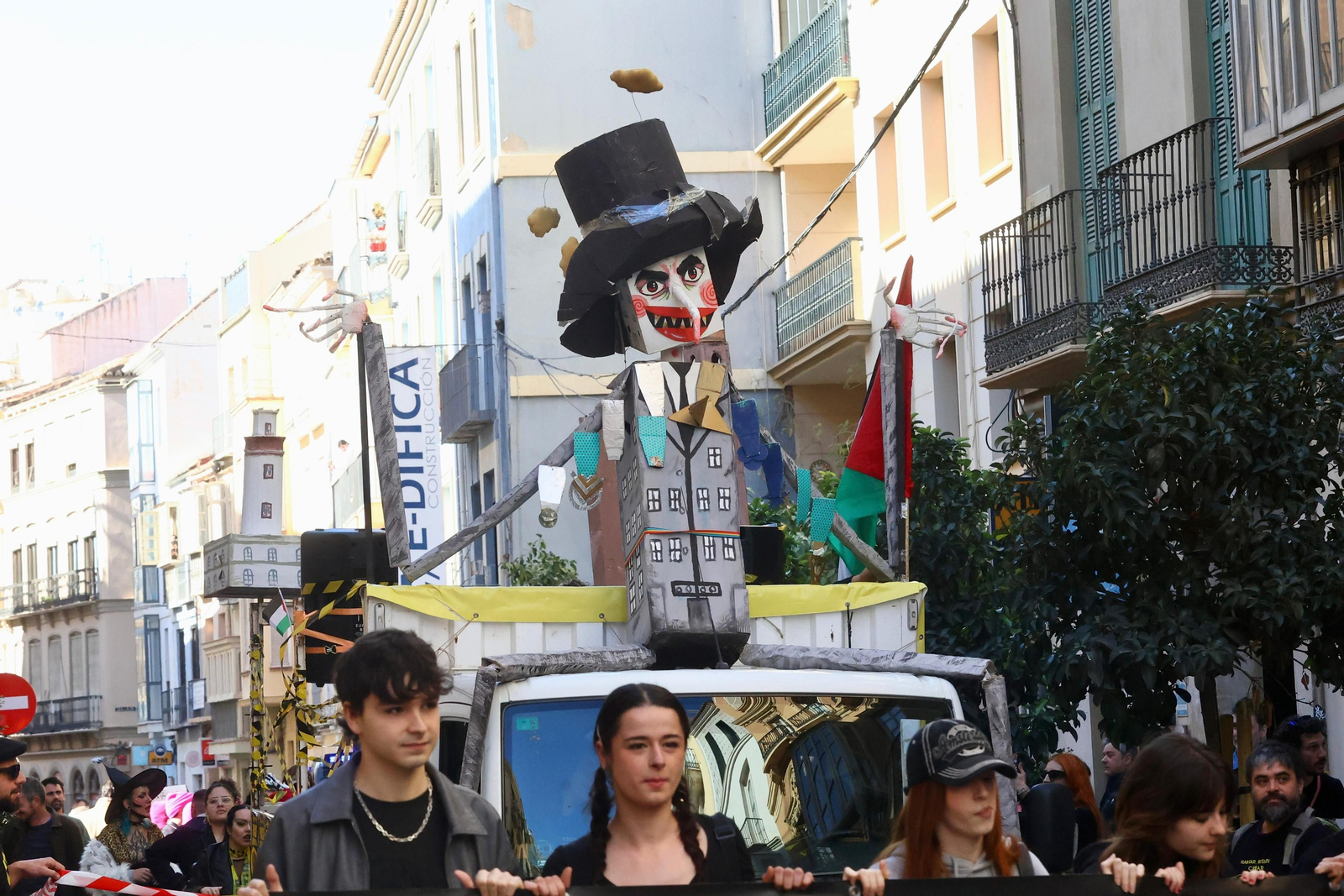 Cientos de personas salen a las calles de Málaga en apoyo a La Invisible, en fotos