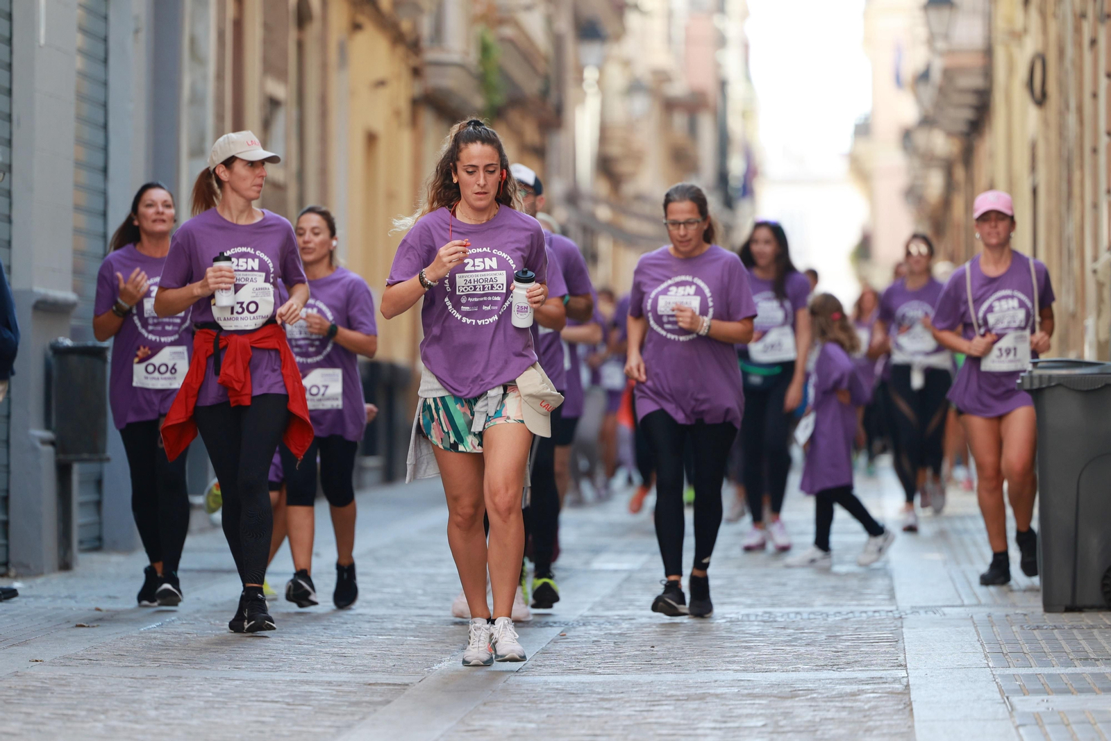 Todas las imágenes de la carrera contra la violencia de género en Cádiz