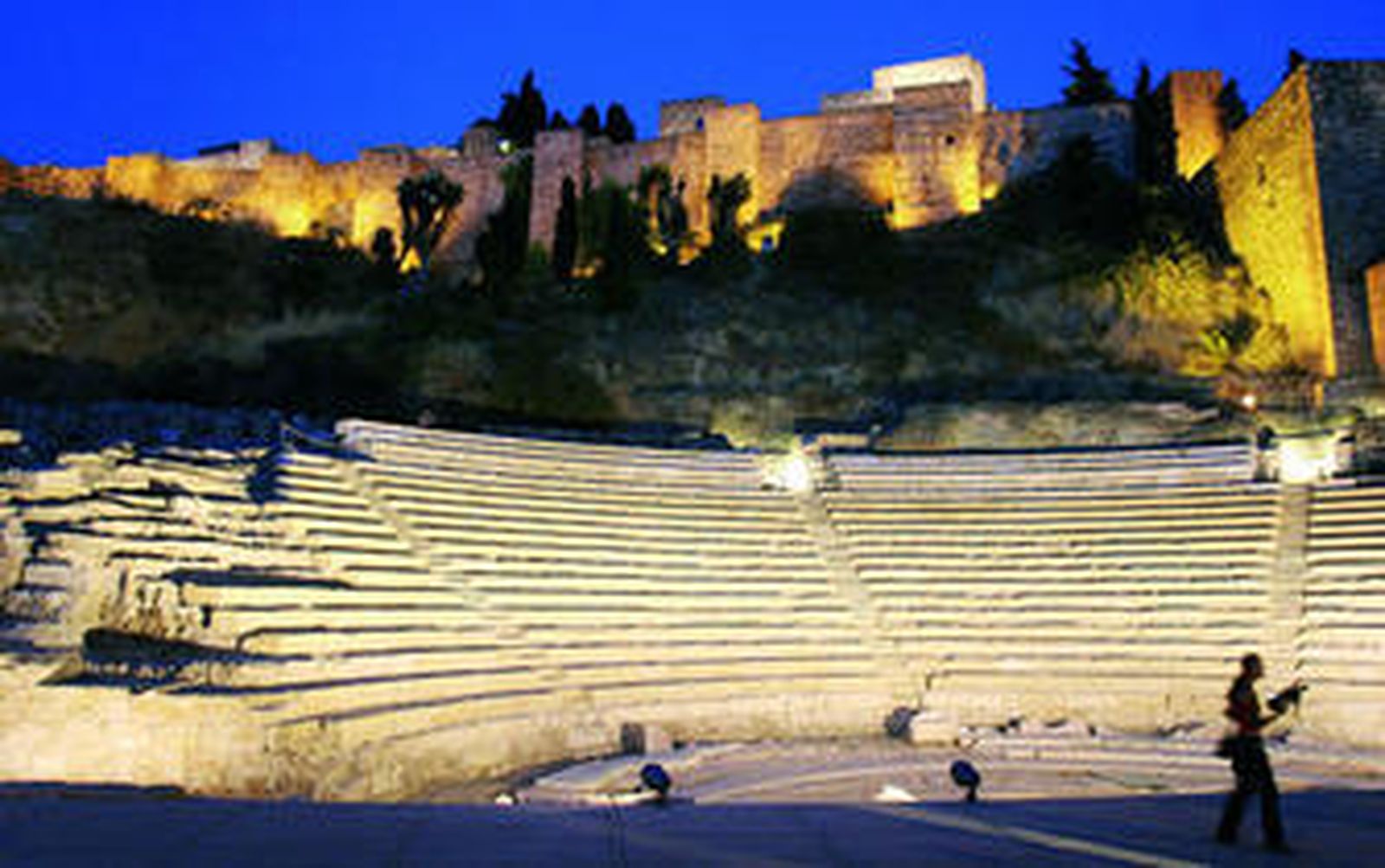 La Alcazaba y el Teatro Romano iluminados.