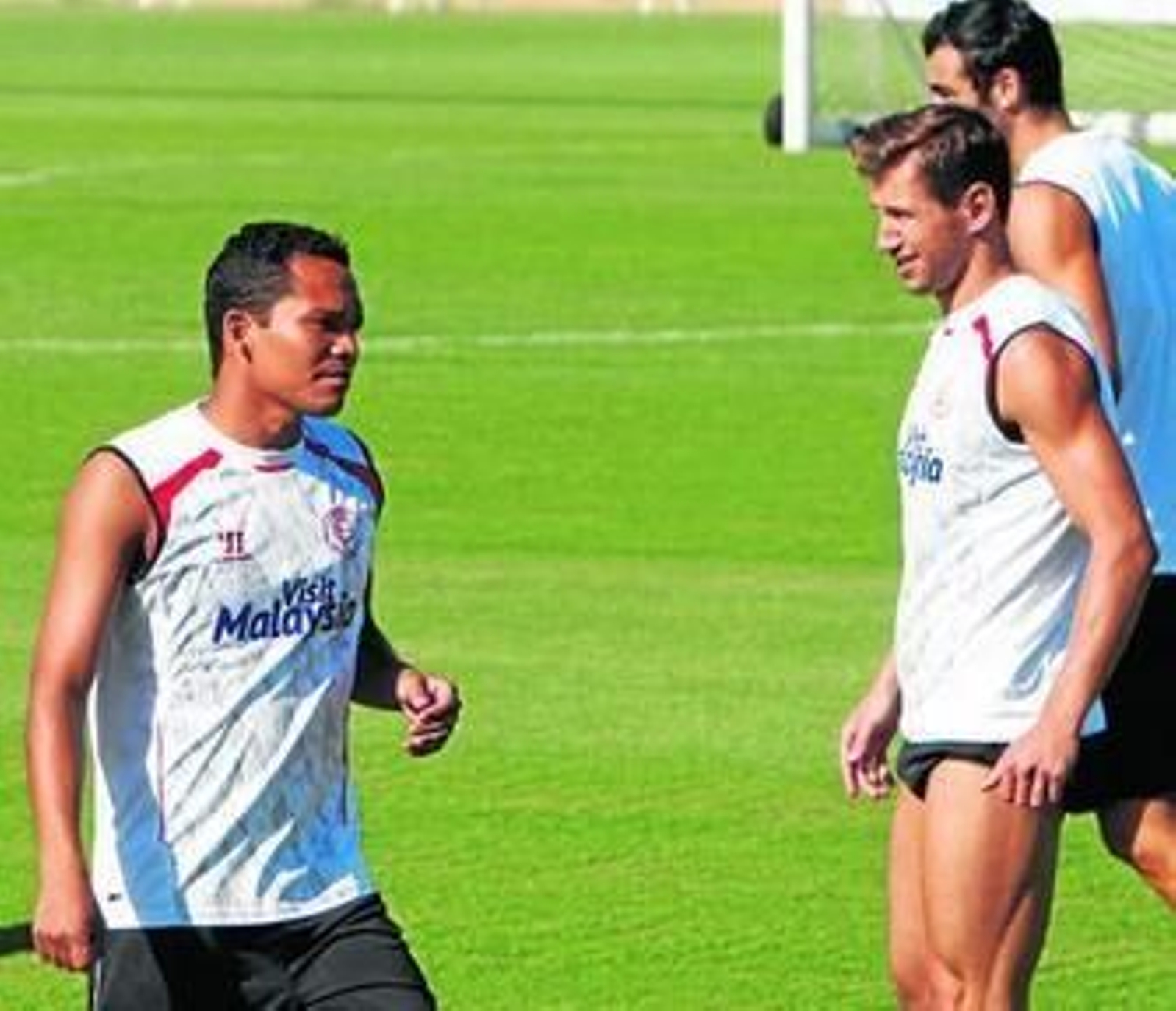 Bacca, junto a Krychowiak en un entrenamiento.