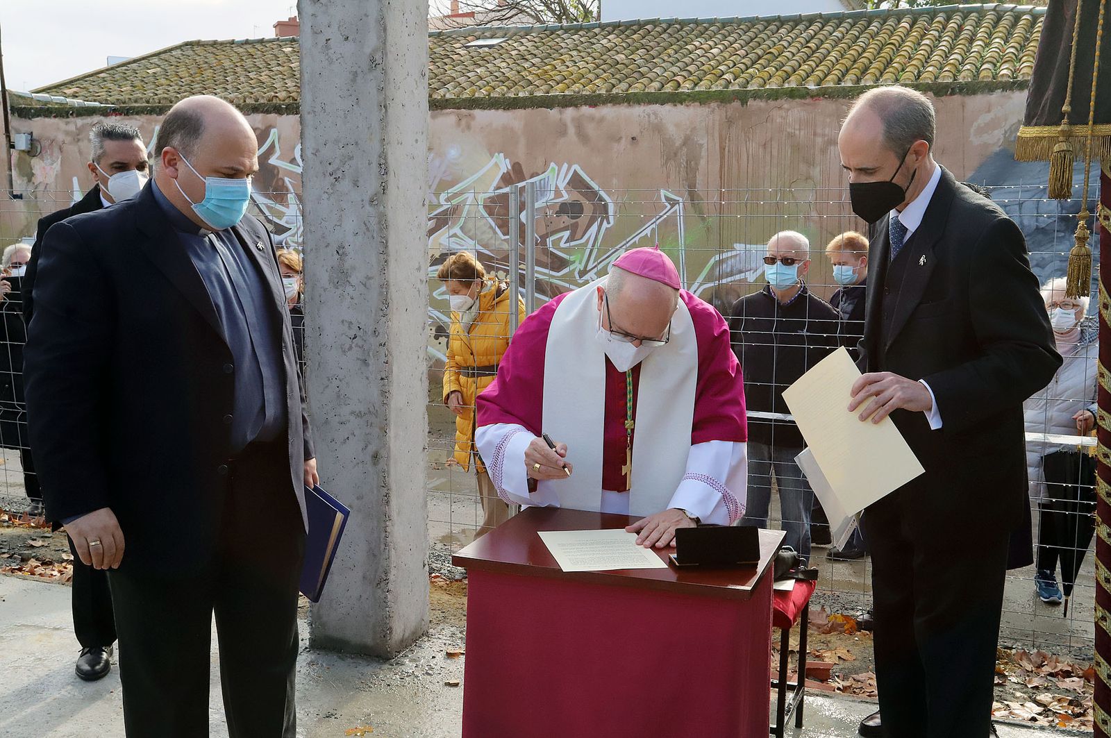 El Obispo de Huelva, Santiago Gómez, coloca la primera piedra de la nueva parroquia de Cristo Sacerdote, en imágenes