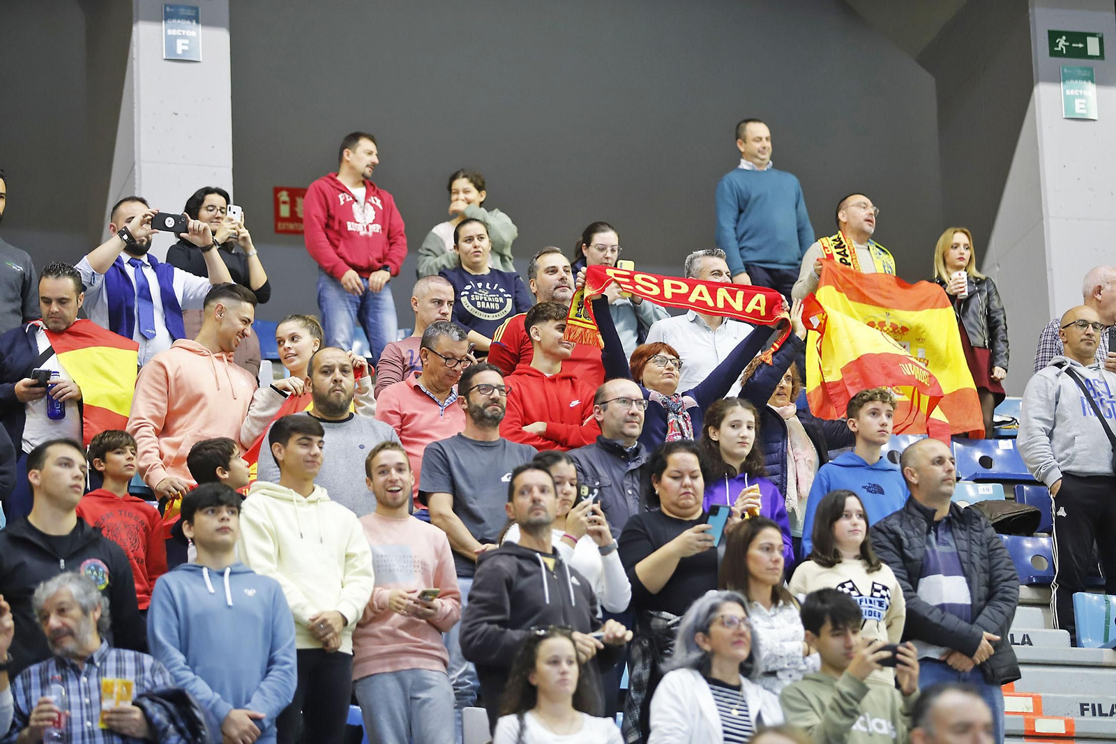 Ambiente en las gradas en el partido de la selección Española femenina de baloncesto contra Islnadia