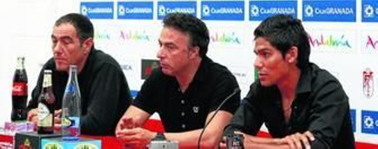 El presidente del Granada CF Quique Pina, en el centro, durante la presentación de Franco Jara.