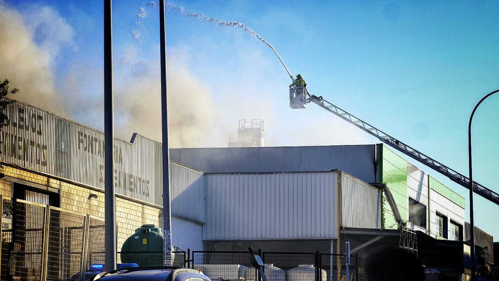 Los bomberos durante la extinción del incendio.