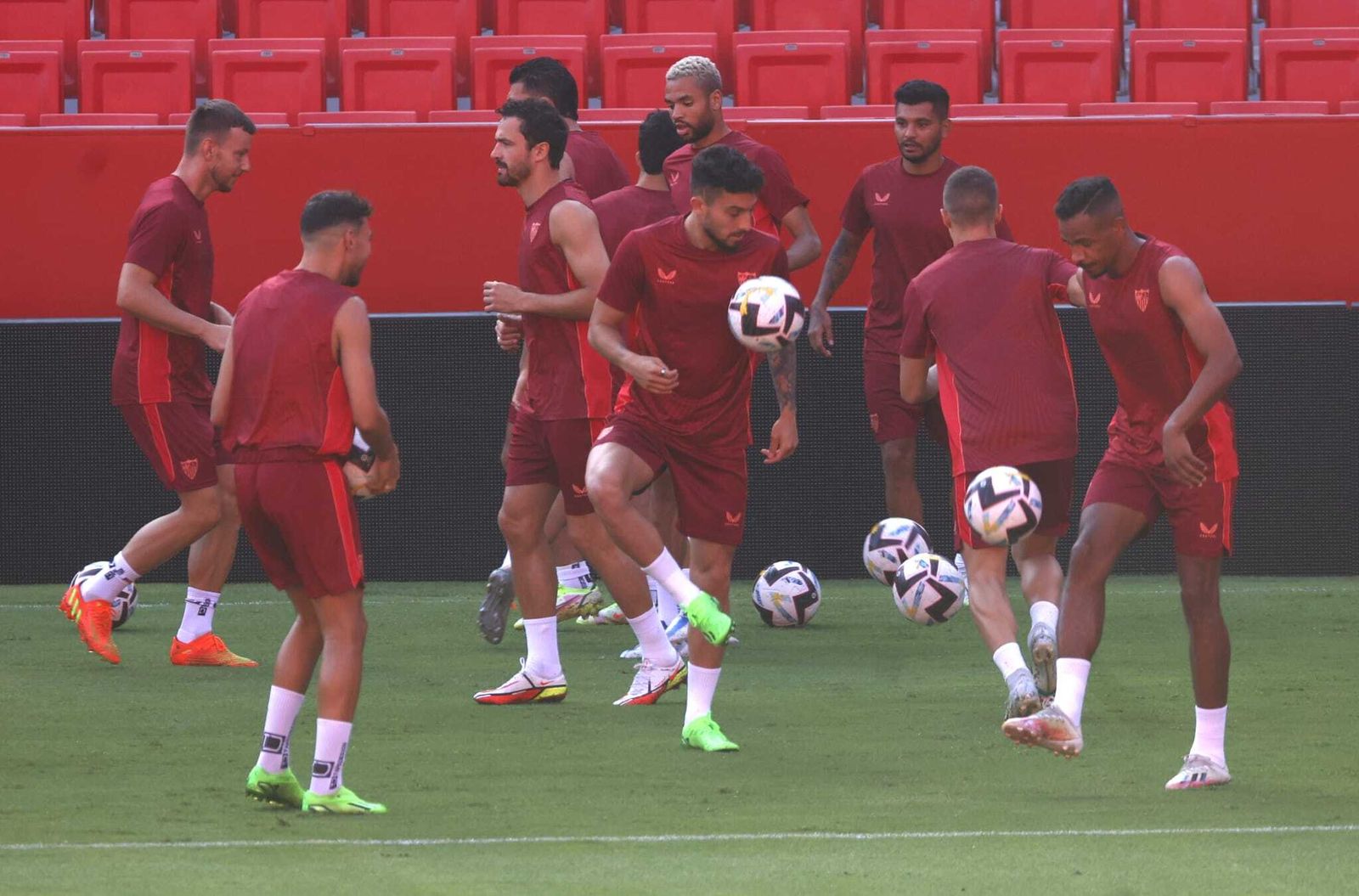 Alex Telles golpea el balón junto a Fernando en el entrenamiento sevillista.