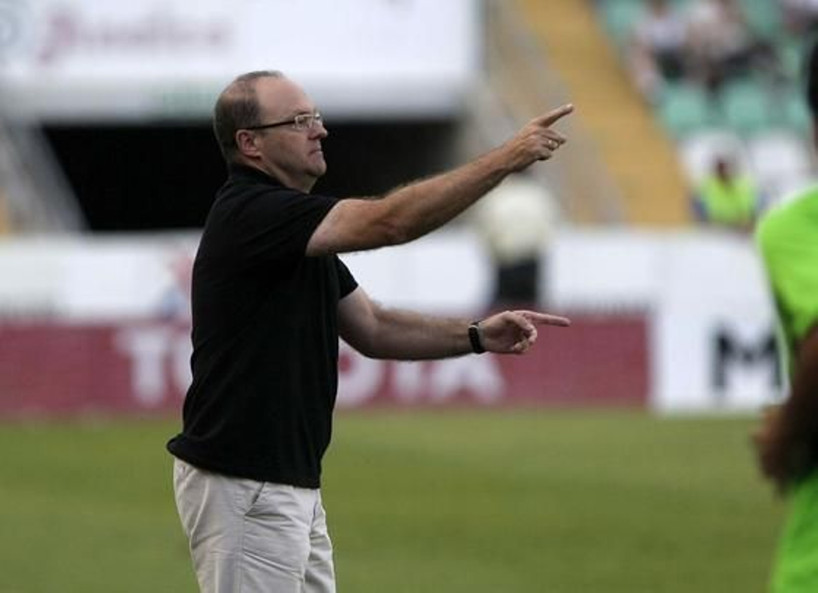 Pepe Mel da instrucciones a los suyos. / LOF