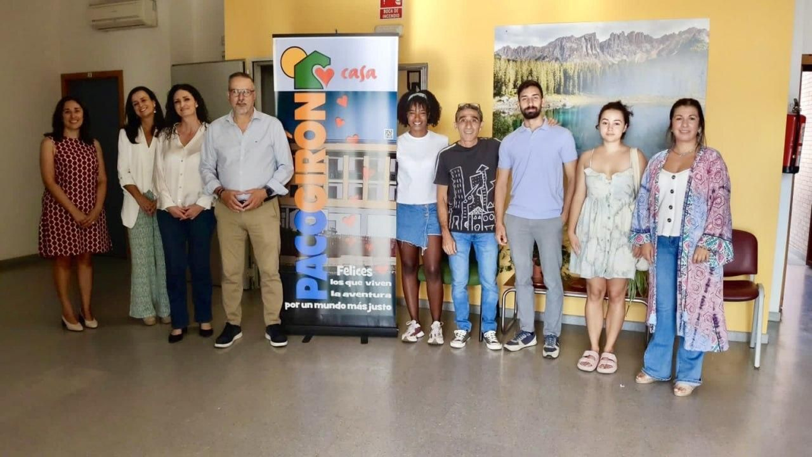 Estudiantes con representantes de la UHU y la Casa Paco Girón.