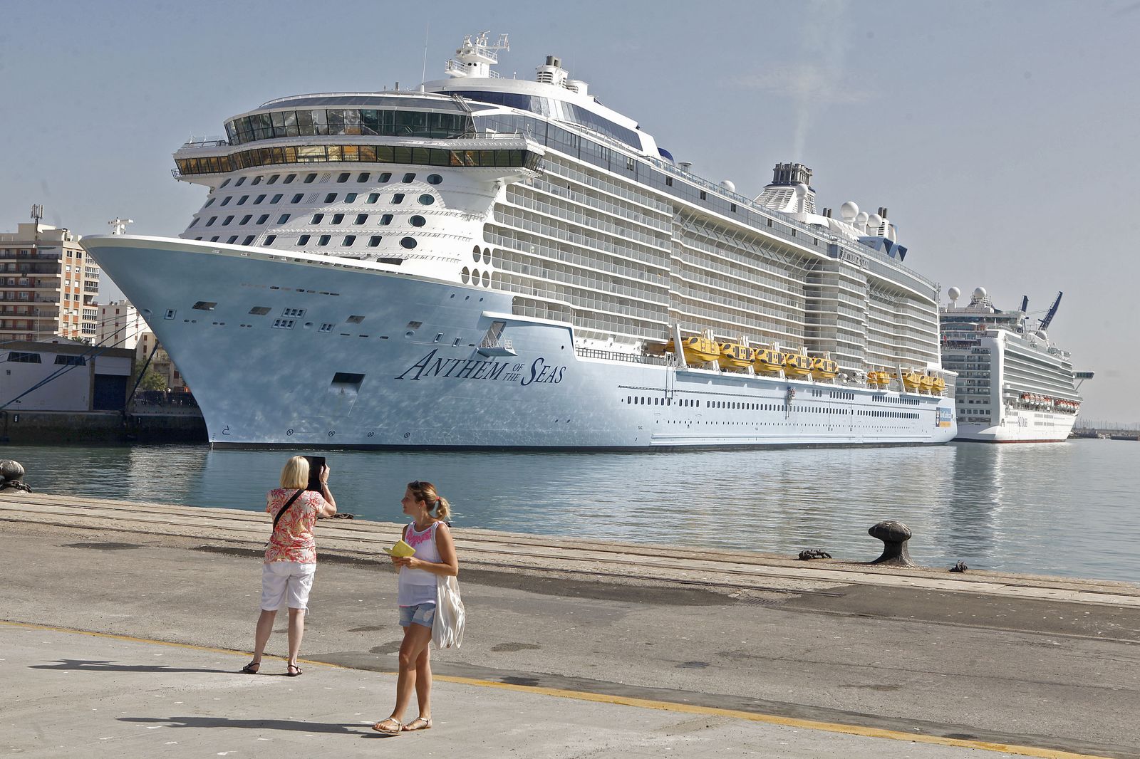 Dos cruceros atracados en el muelle Alfonso XIII del puerto de Cádiz.