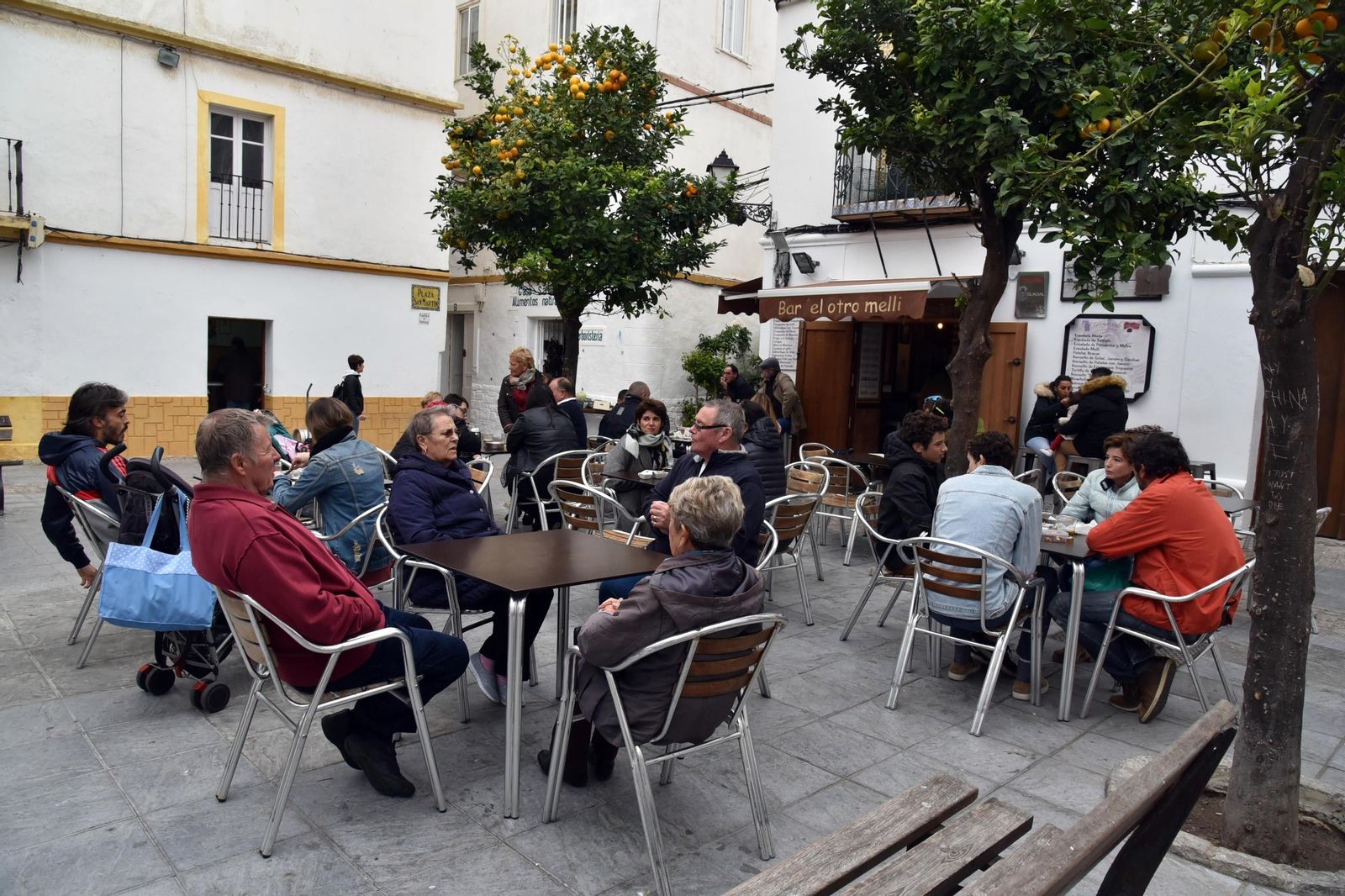 Una terraza en el centro de Tarifa.