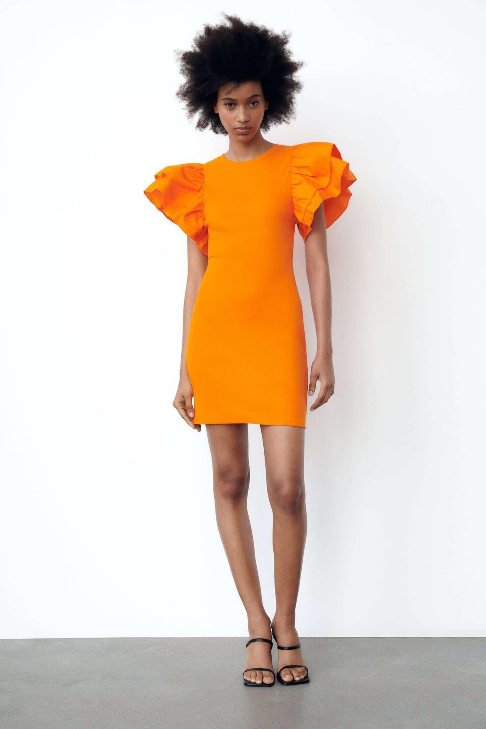 Vestido naranja con volantes en las mangas de Zara. Vestido naranja con volantes en las mangas de Zara.