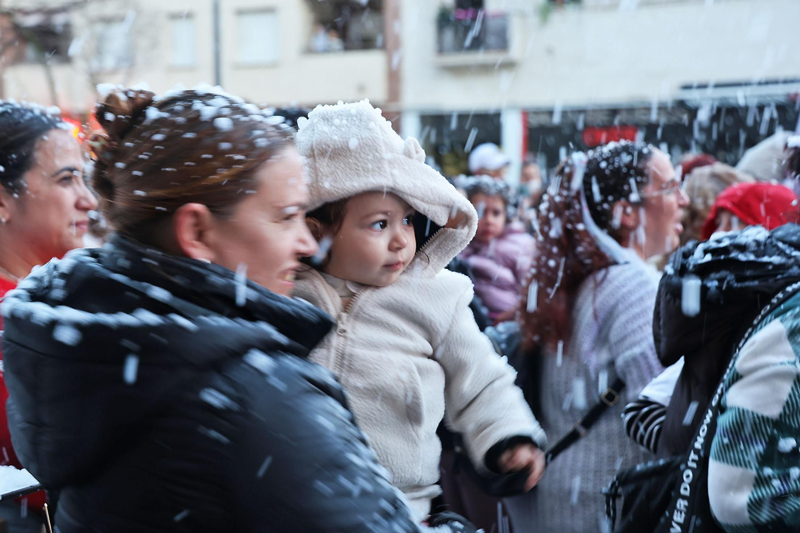 Una sorprendente nevada llena de alegría el barrio de Las Colonias