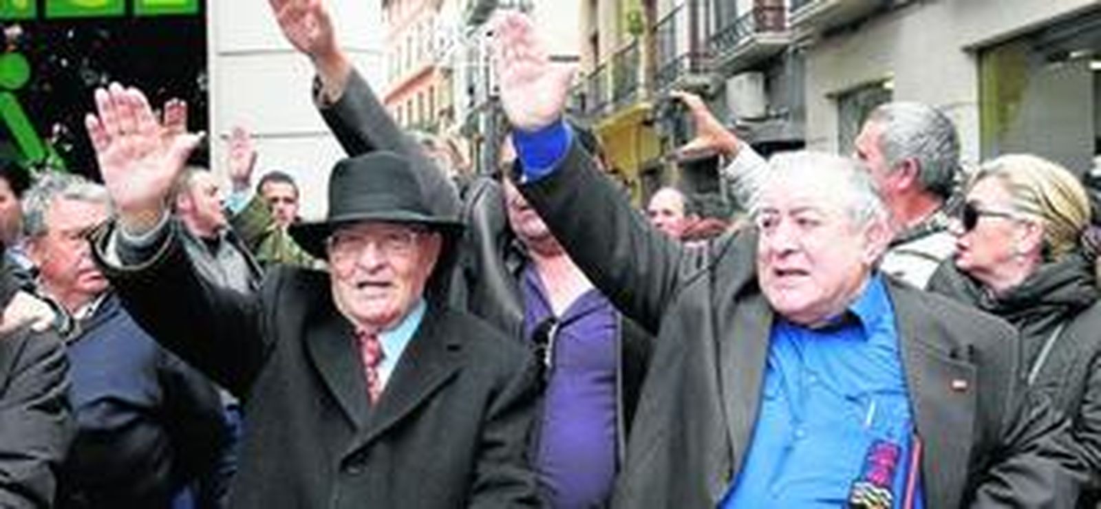 Un momento del 'Cara al sol', cantado por Fuerza Nueva.