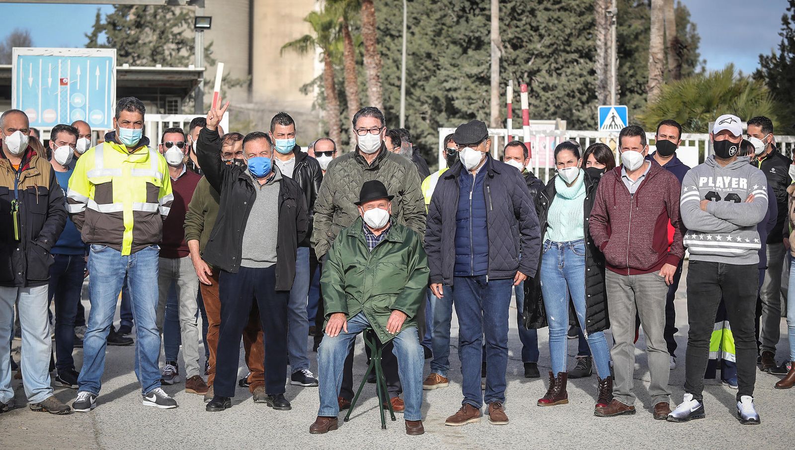 Trabajadores de Holcim, esta mañana a las puertas de la fábrica.