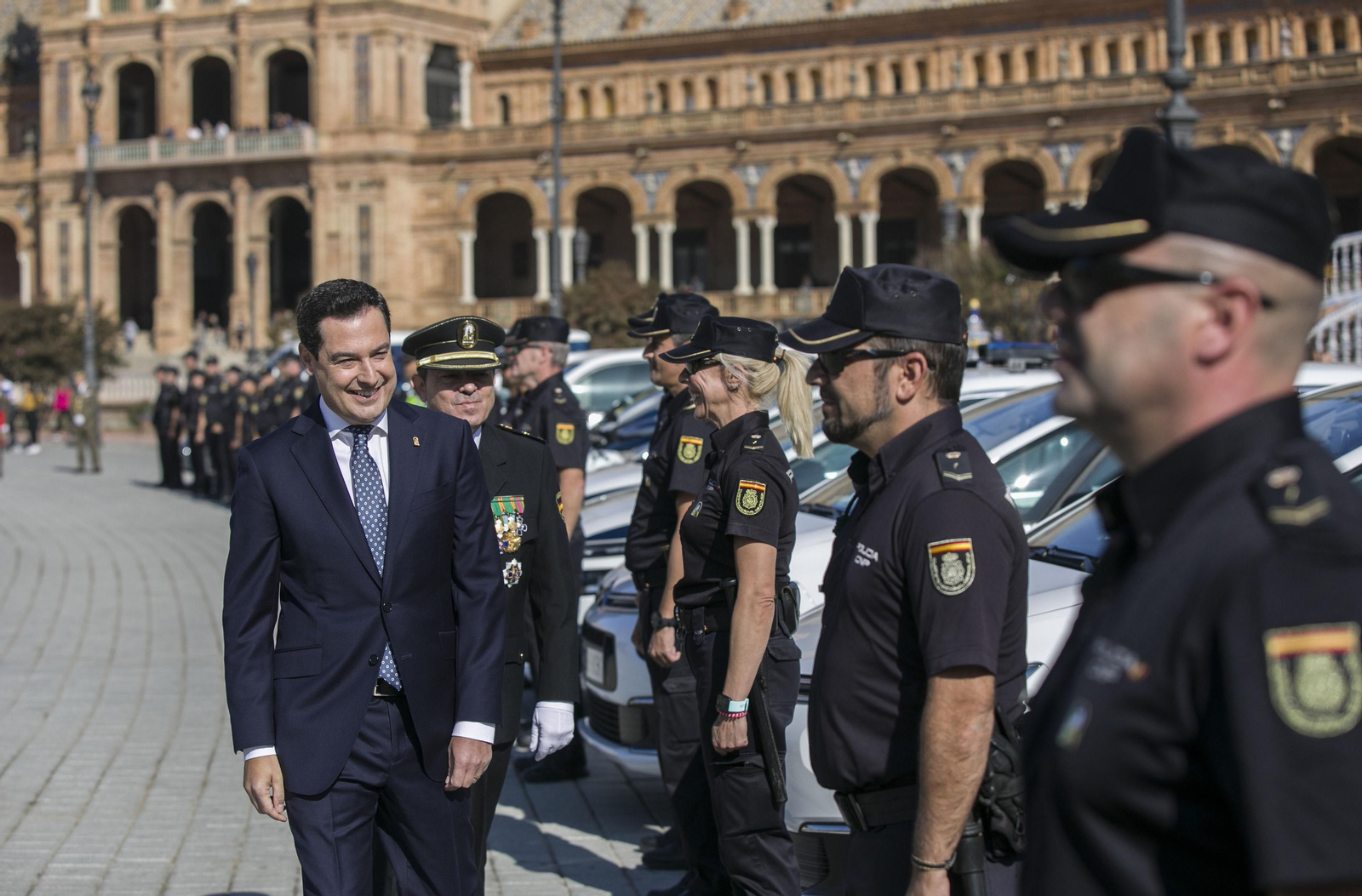 El presidente de la Junta en un acto de la Policía Nacional en la Plaza de España