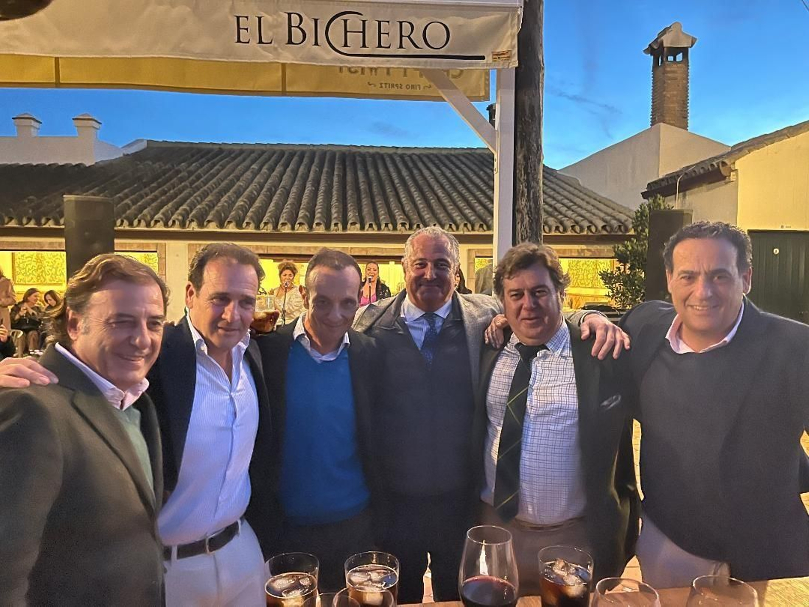Ángel Calderín, Joaquín Delfín, Federico Joly, José María Padilla, Elifaz Muñoz y Joselu Delfín, disfrutando del espectáculo navideño.