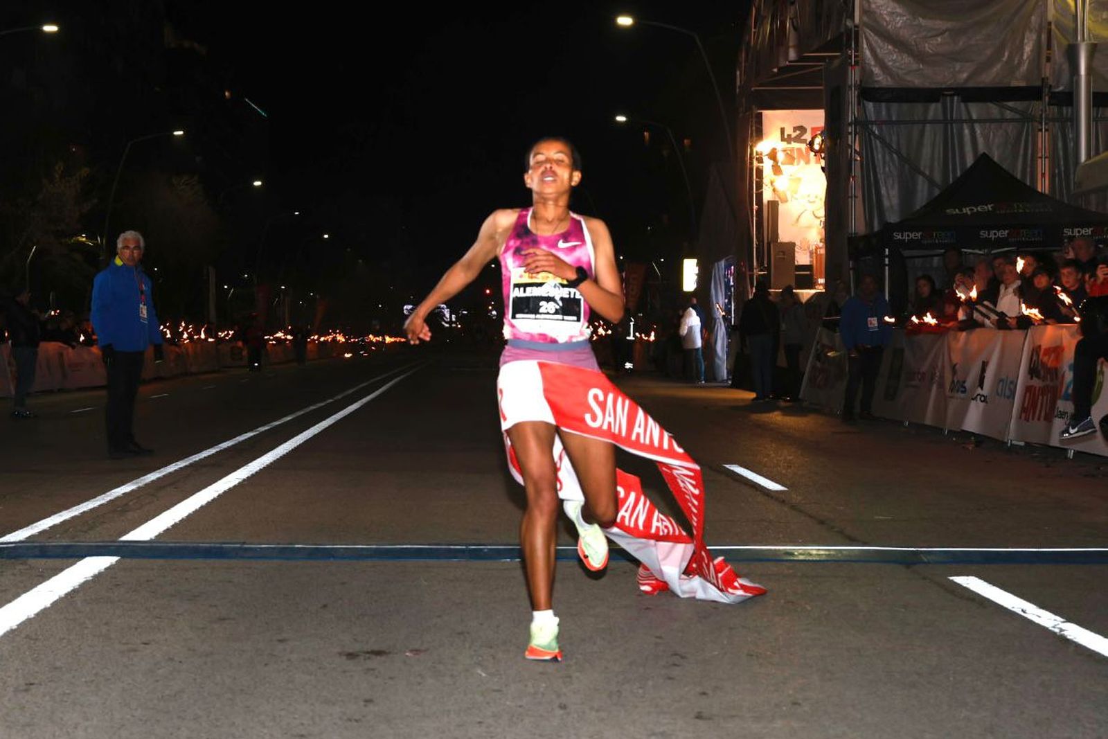 Alemeshete entra en meta como vencedora de la 42 edición de la Carrera de San Antón.