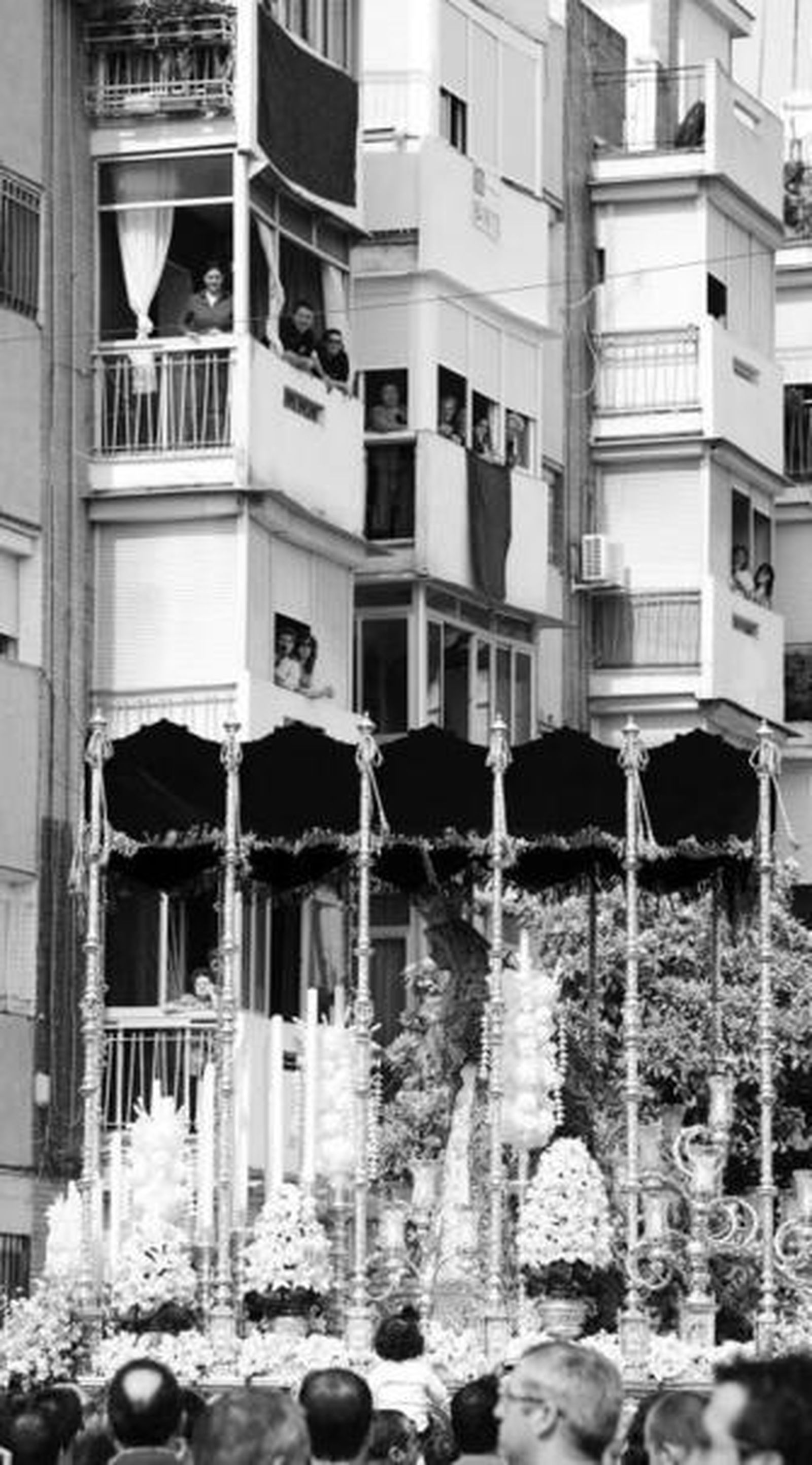 La Virgen del Rosario lució el manto de la coronación de la Esperanza Macarena.