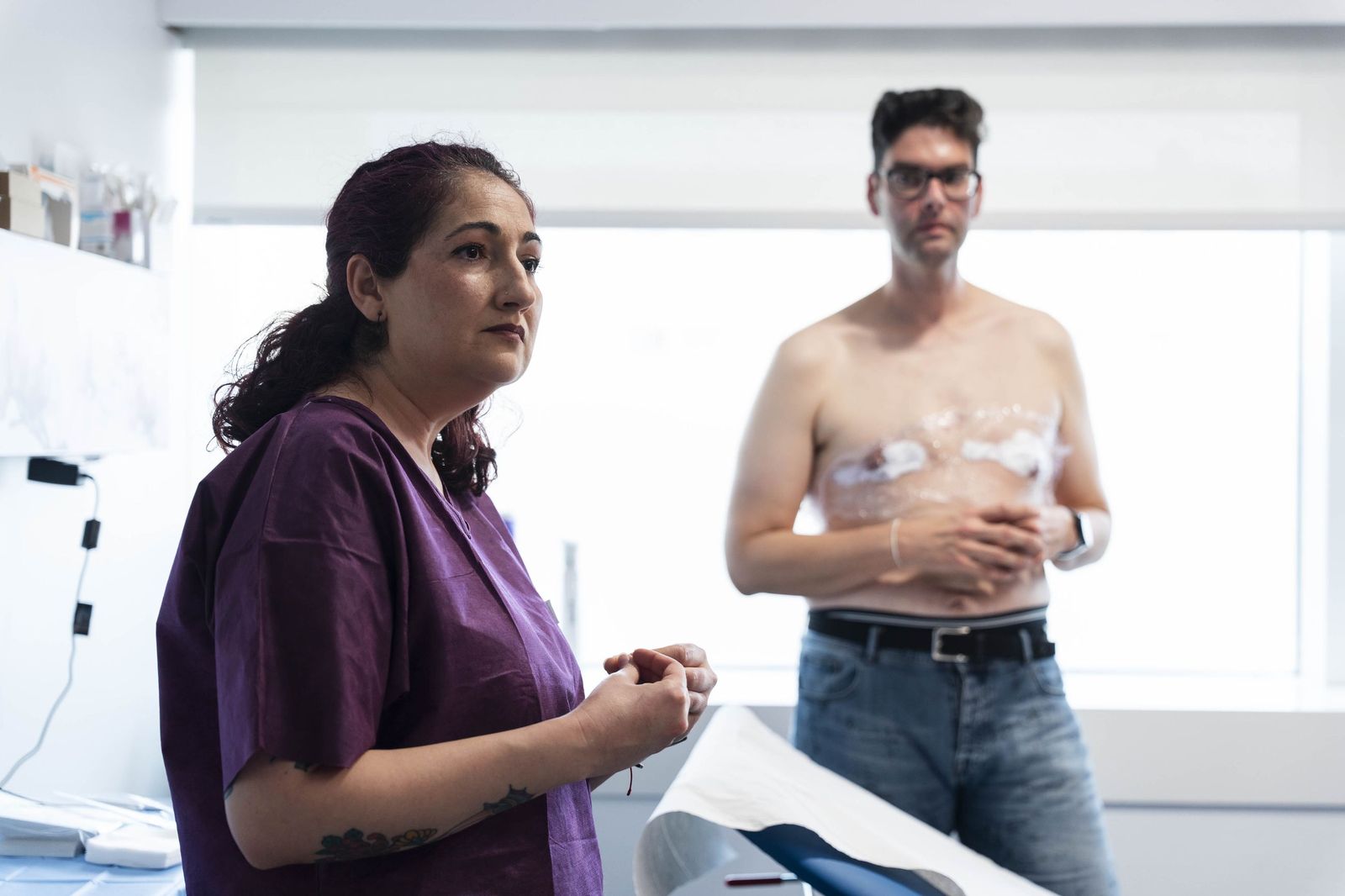 Un tratamiento de micropigmentación por mastectomía en un hombre, en imágenes